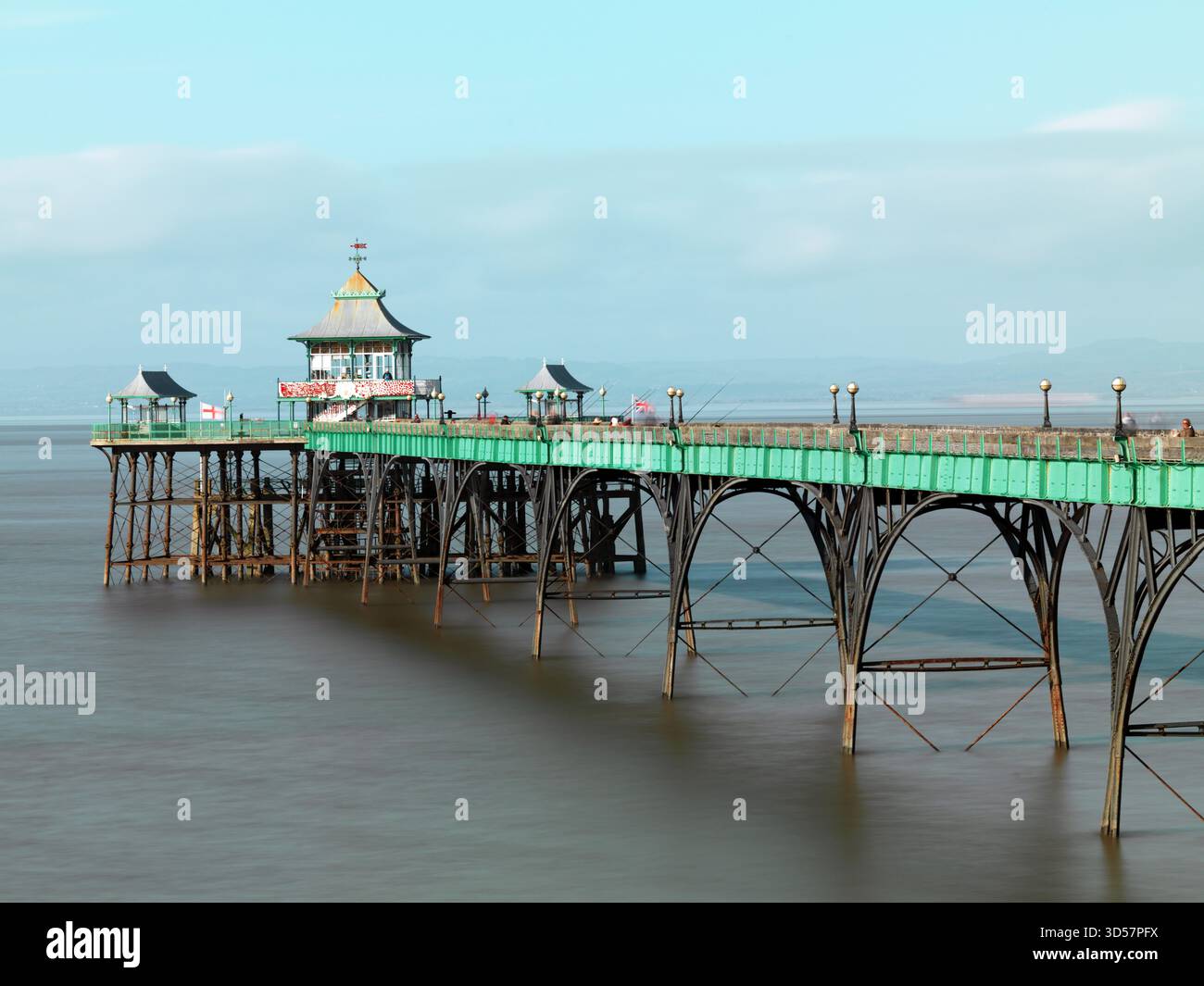 Sehr lange Belichtung. Clevedon Pier isoliert gegen ein milchiges Meer. Mitten im Shot Stockfoto