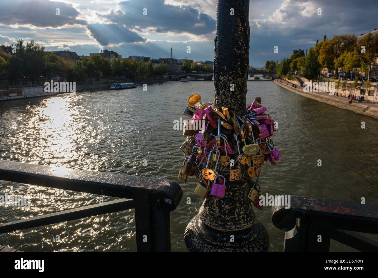 Love Locks on the Pont des Arts, Paris, September 2025. Es gab immer Liebesschlösser entlang des Geländes der Brücke. Jedoch der Mähdrescher Stockfoto