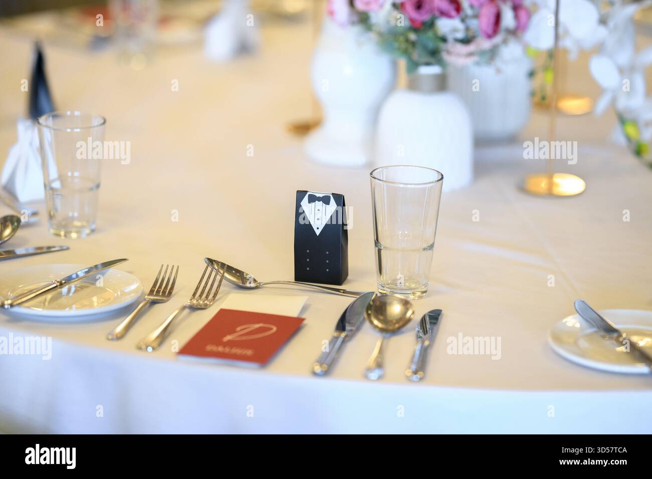 Nahaufnahme eines Platzes auf einem Tisch bei einer Hochzeit Stockfoto