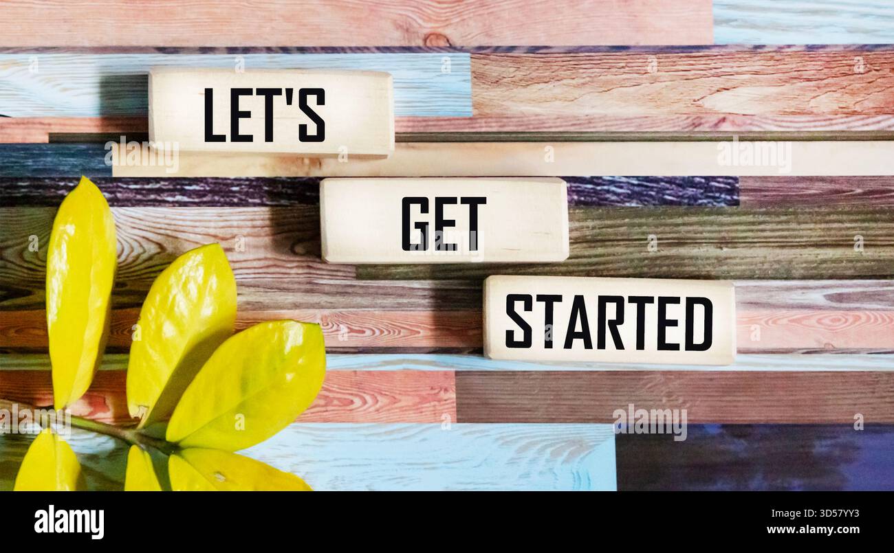 Das Symbol „Let's Go Start“. Die konzeptionellen Worte Lass uns anfangen auf den Holzblöcken. Stockfoto