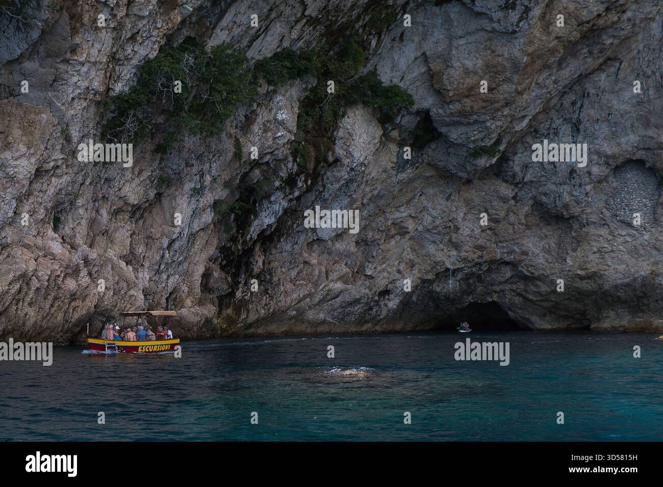 Eine von mehreren Grotten rund um Isola Bella in Taormina, Sizilien Stockfoto