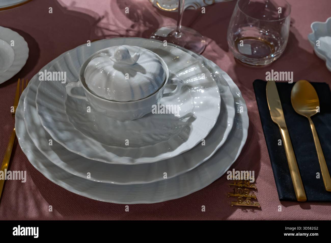 Miśnia, Deutschland - 1. März 2024: Porzellan handgefertigt in einer Porzellanfabrik in einem Porzellanmuseum. Meissen. Sachsen, Europa. Stockfoto