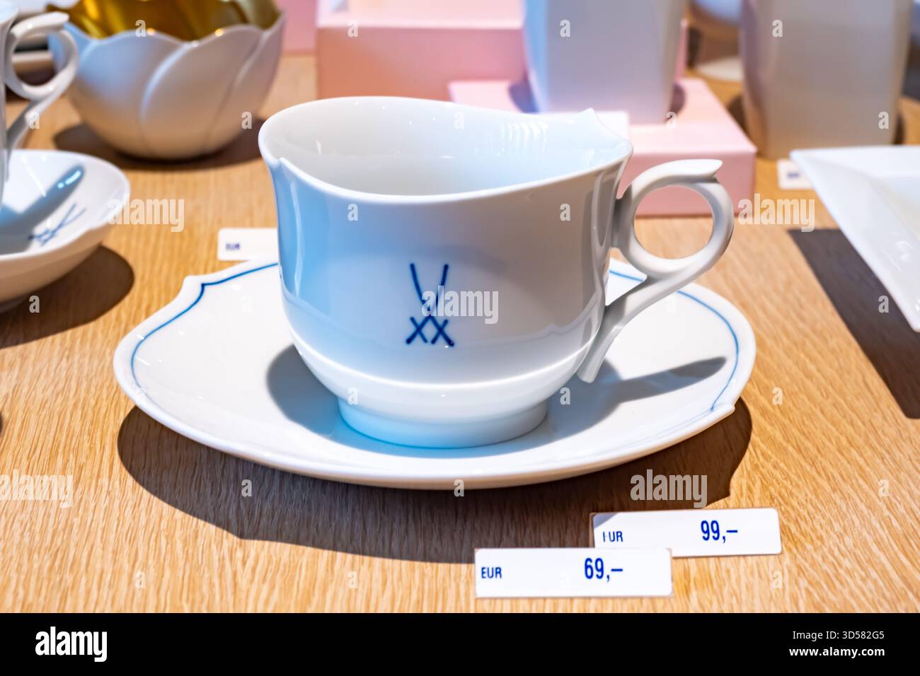 Miśnia, Deutschland - 1. März 2024: Porzellan handgefertigt in einer Porzellanfabrik in einem Porzellanmuseum. Meissen. Sachsen, Europa. Stockfoto