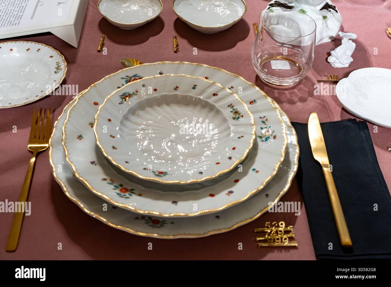 Miśnia, Deutschland - 1. März 2024: Porzellan handgefertigt in einer Porzellanfabrik in einem Porzellanmuseum. Meissen. Sachsen, Europa. Stockfoto