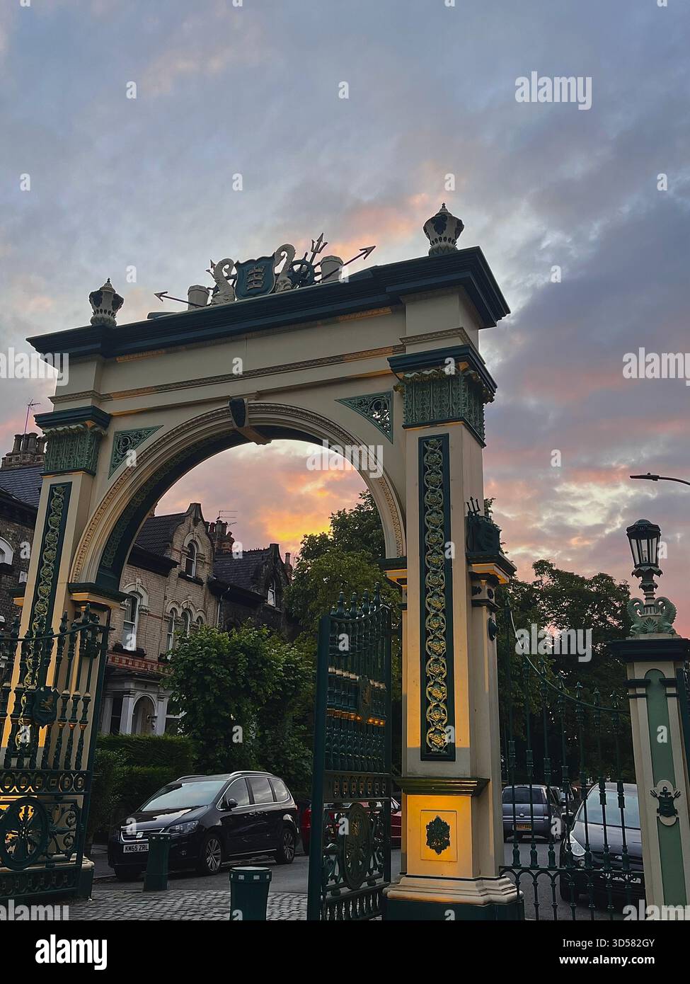 Ein wunderschön detaillierter historischer Torbogen in Hull, England, bei Sonnenuntergang mit warmen Wolken im Hintergrund festgehalten. Stockfoto
