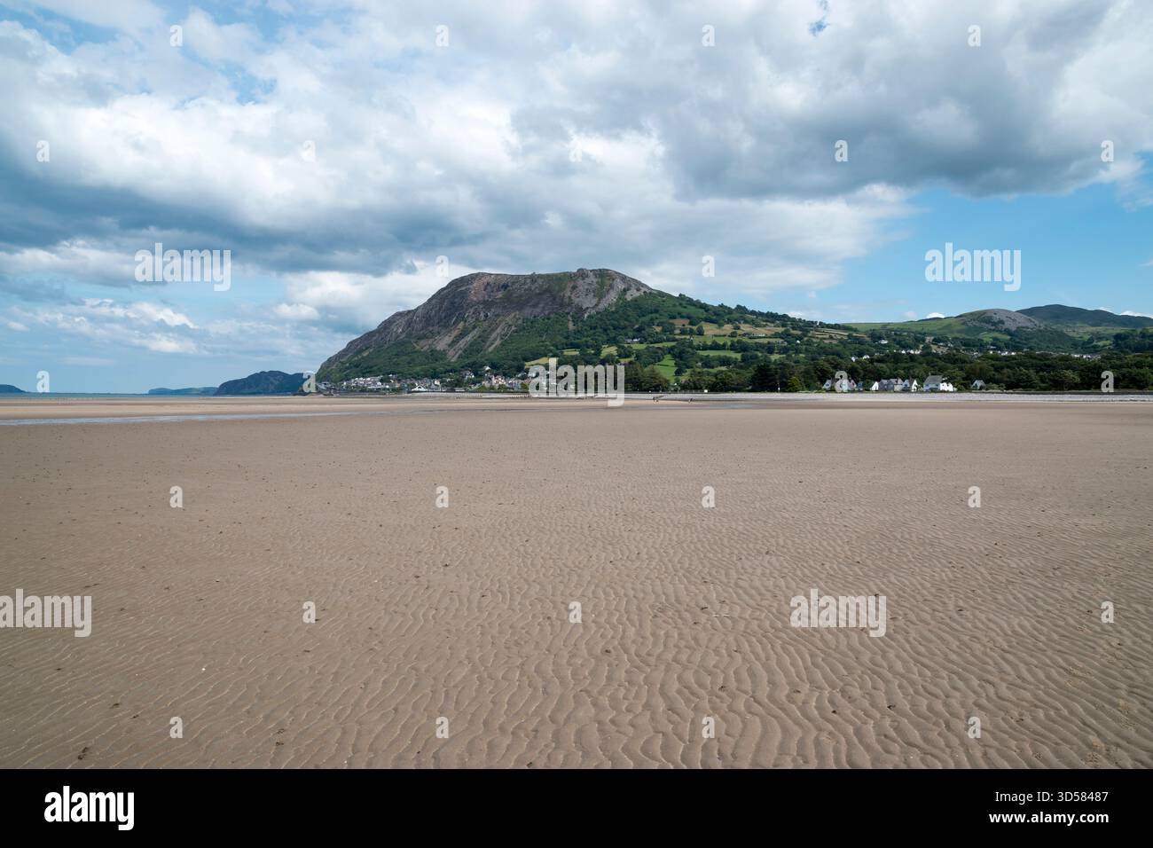 Llanfairfechan an der Küste von Nordwales mit Blick auf die Landzunge Penmaen Mawr Stockfoto