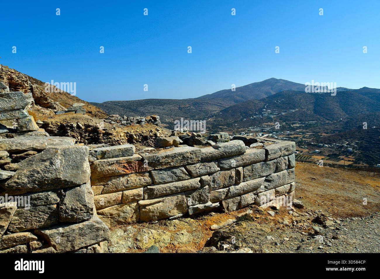 Amorgos, Griechenland - 11. September 2025: Die antike Stätte von Minoa oberhalb der Stadt Katapola auf dem Moundoulia-Hügel, der ehemaligen Sommerresidenz des Kretischen K Stockfoto