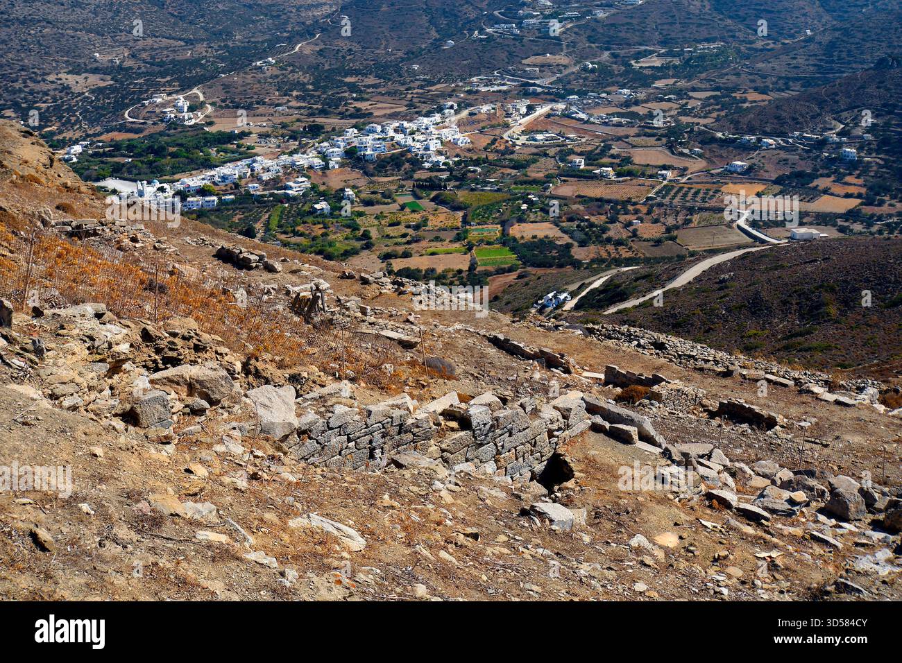Amorgos, Griechenland - 11. September 2025: Blick von der antiken Stätte Minoa auf die Stadt Katapola, die ehemalige Sommerresidenz des kretischen Königs Minos Stockfoto