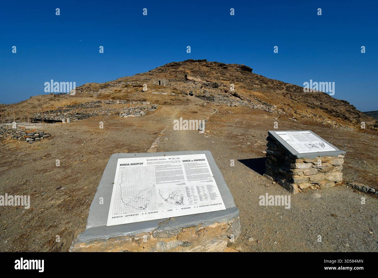 Amorgos, Griechenland - 11. September 2025: Bauplan und Beschreibung der antiken minoischen Festung in griechischer und englischer Sprache über der Stadt Katapola auf Moun Stockfoto