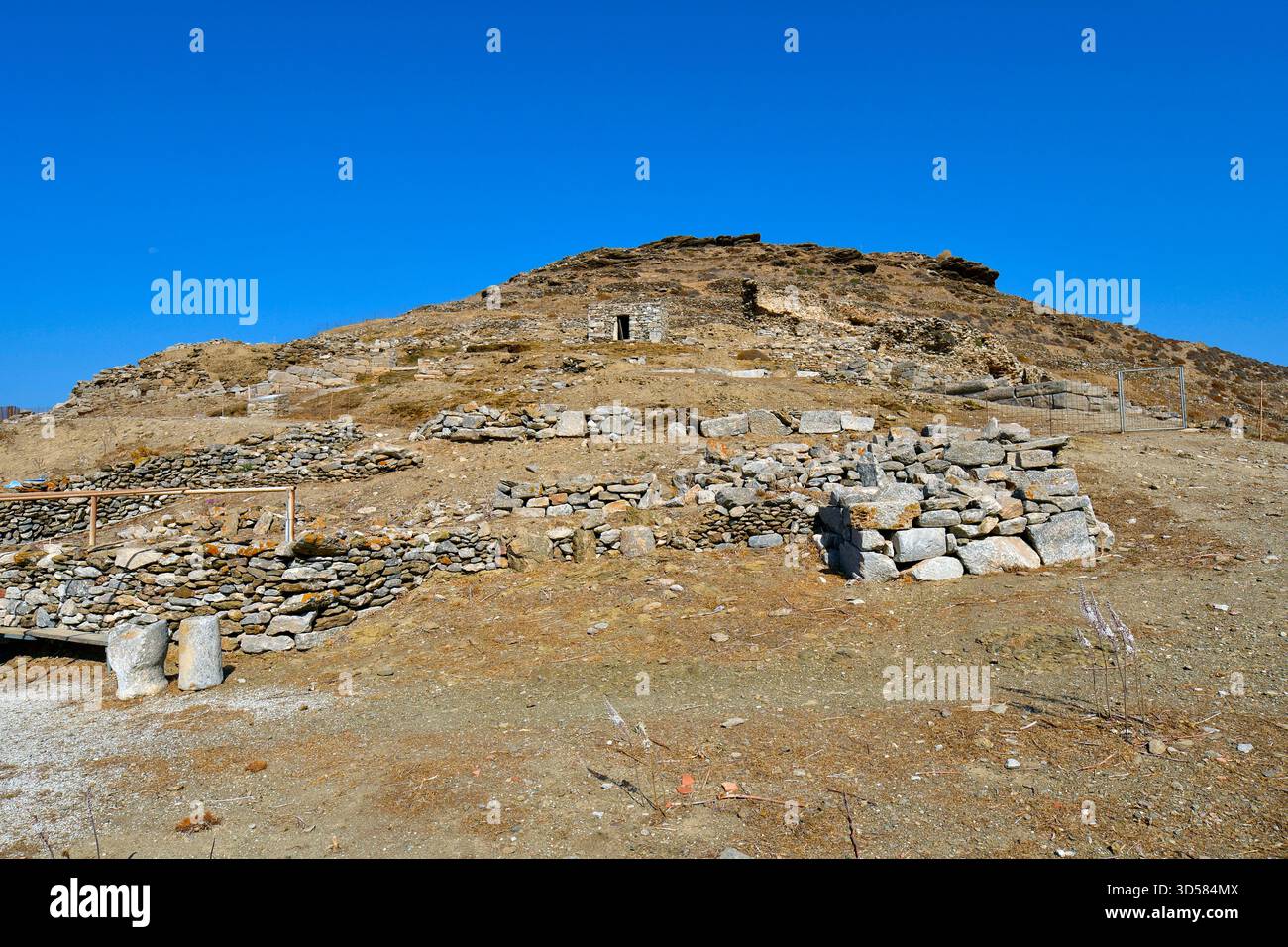 Amorgos, Griechenland - 11. September 2025: Die antike Stätte von Minoa oberhalb der Stadt Katapola auf dem Moundoulia-Hügel, der ehemaligen Sommerresidenz des Kretischen K Stockfoto