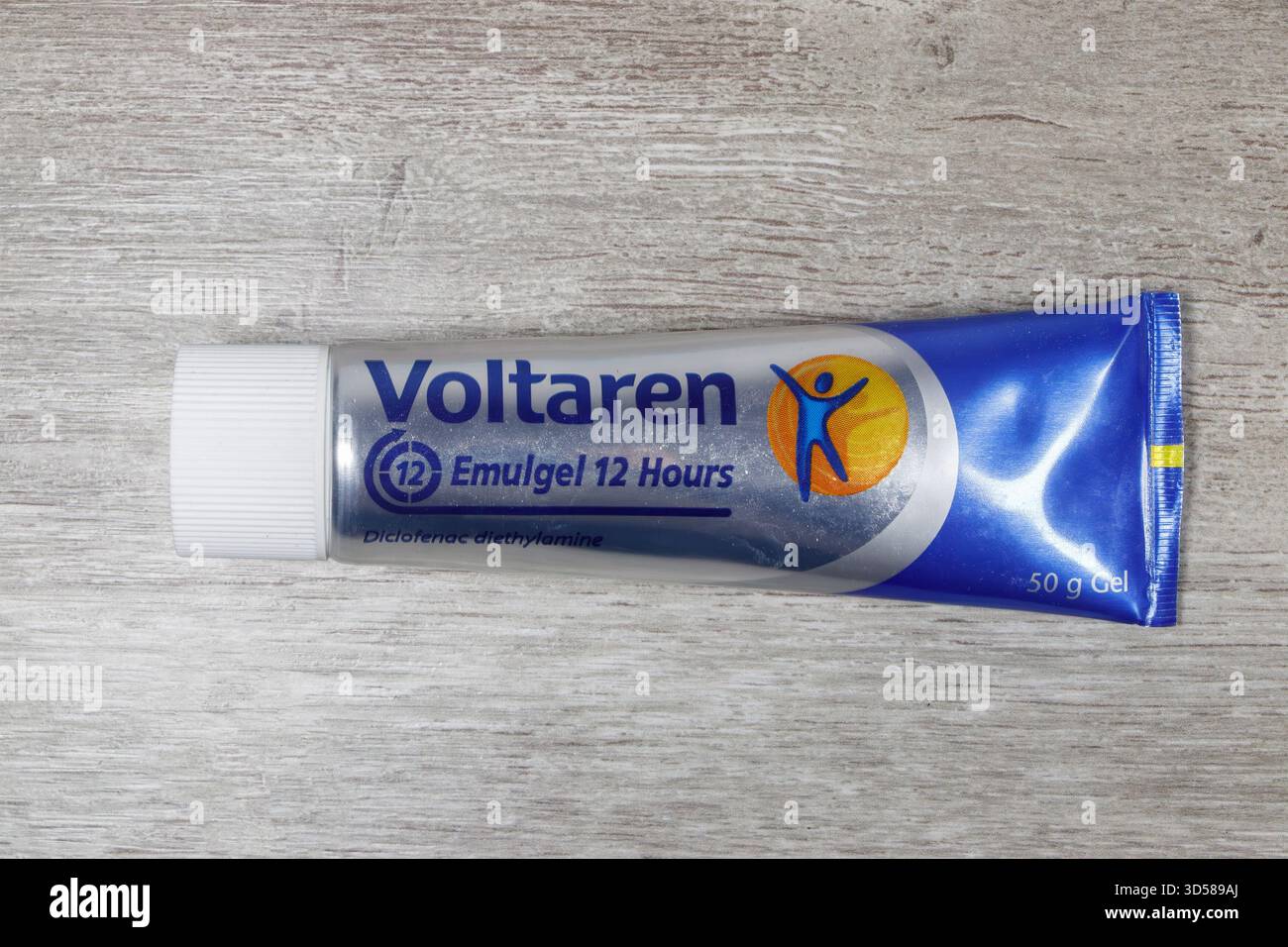 Nahaufnahme einer Tube Voltaren Emulgel 12 Stunden Schmerzgel mit Diclofenac-Diethylamin auf eine Holzoberfläche aufgetragen Stockfoto