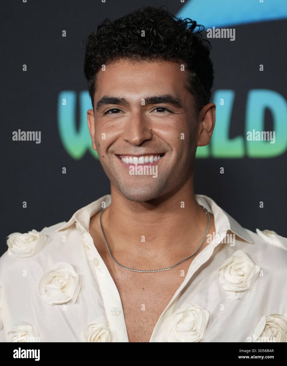Los Angeles, USA. November 2025. Ezra Sosa kommt am Donnerstag, den 13. November 2025, zur ZOOTOPIA 2 World Premiere der Walt Disney Animation Studios im El Capitan Theatre in Hollywood, KALIFORNIEN. (Foto: Sthanlee B. Mirador/SIPA USA) Credit: SIPA USA/Alamy Live News Stockfoto