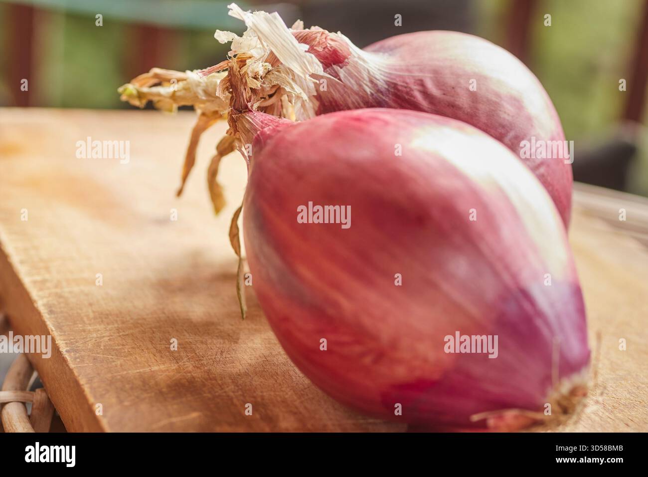 Ein Haufen roher, roher, roter Zwiebeln Stockfoto