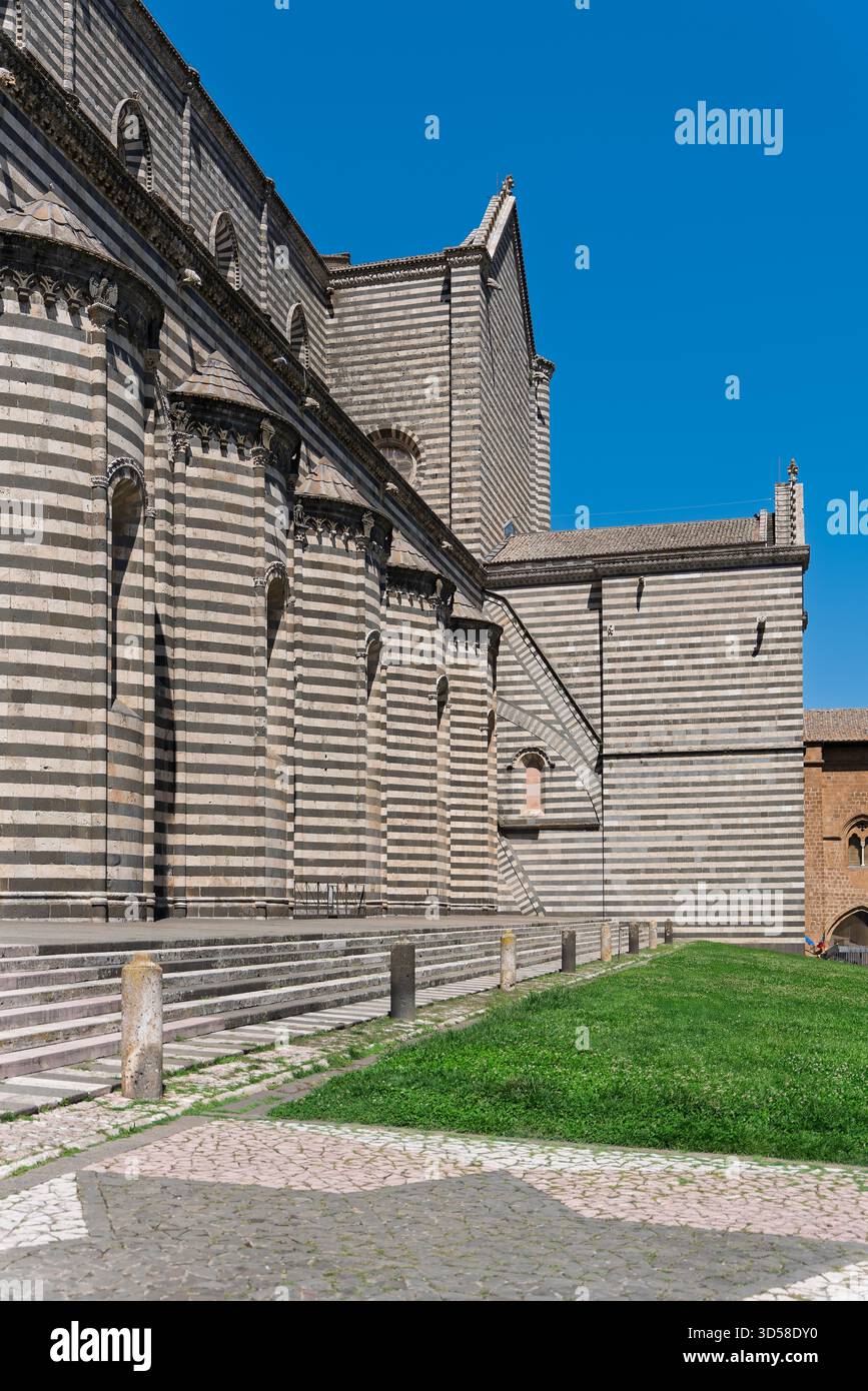 Italien - Orvieto - Duomo di Orvieto - Außenansicht der massiven schwarz-weiß gestreiften Seitenwand Stockfoto
