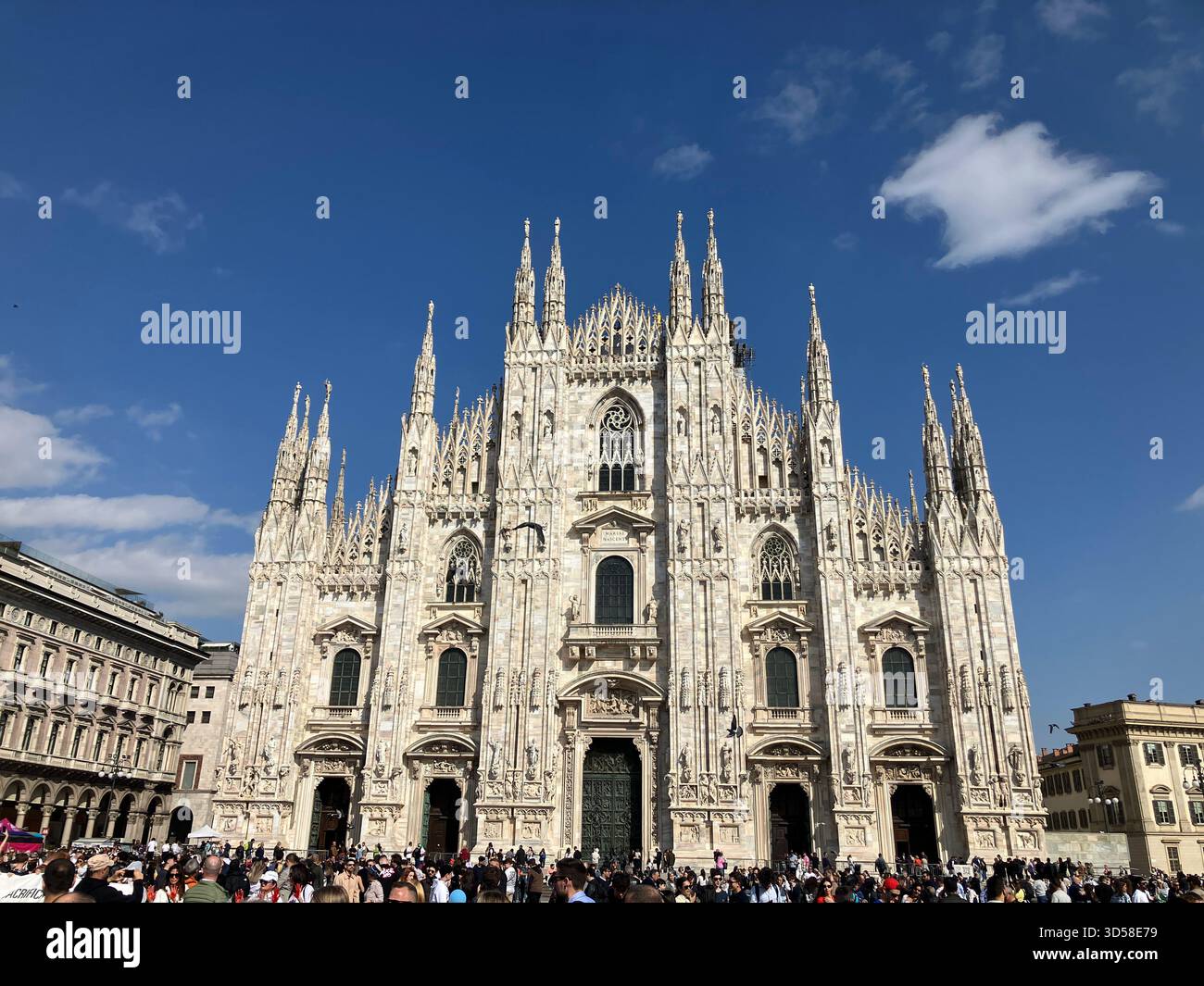 Italien. Mailand. Dom. Fassade mit Menschenmassen vom Domplatz. Stockfoto