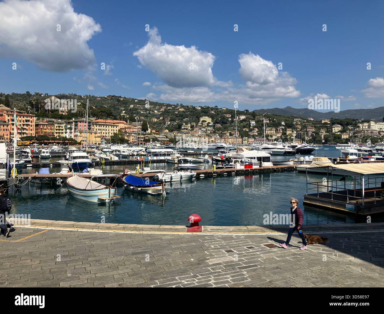 Italien. Santa Margherita Ligure. Blick auf das Meer und die Boote im Hafen. Stockfoto