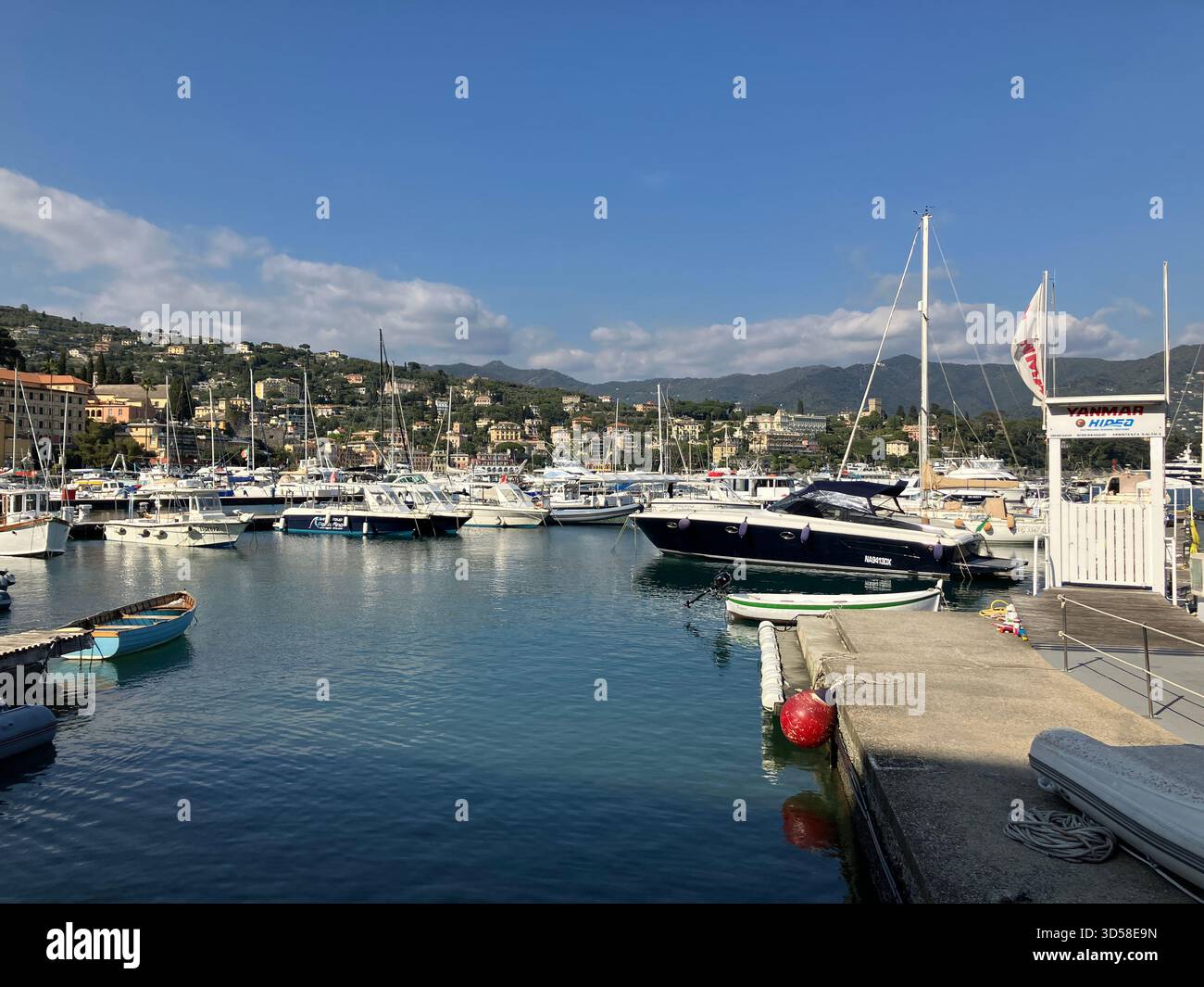 Italien. Santa Margherita Ligure. Blick auf das Meer, den Kai und die Boote im Hafen. Stockfoto