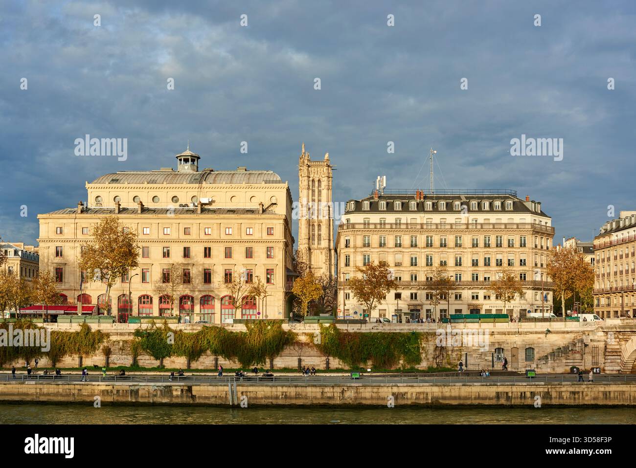 Gebäude am rechten Ufer, Paris, Frankreich, mit der historischen Tour Saint Jaques im Zentrum Stockfoto