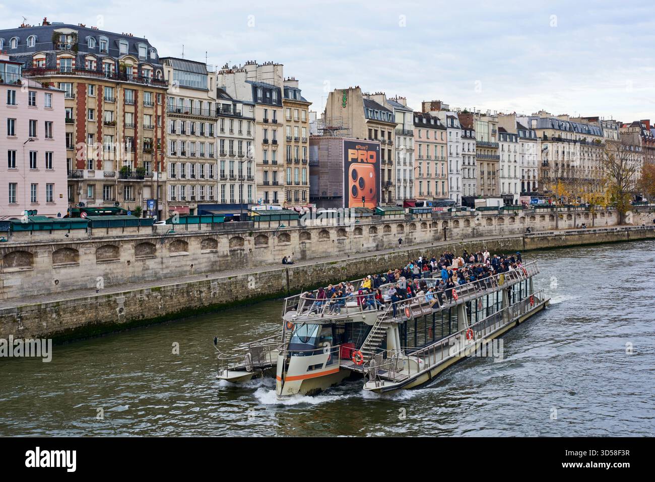 Gebäude am linken seine-Ufer, Paris, Frankreich, von Pont Saint-Michel aus in Richtung Quai des Grands Augustins Stockfoto