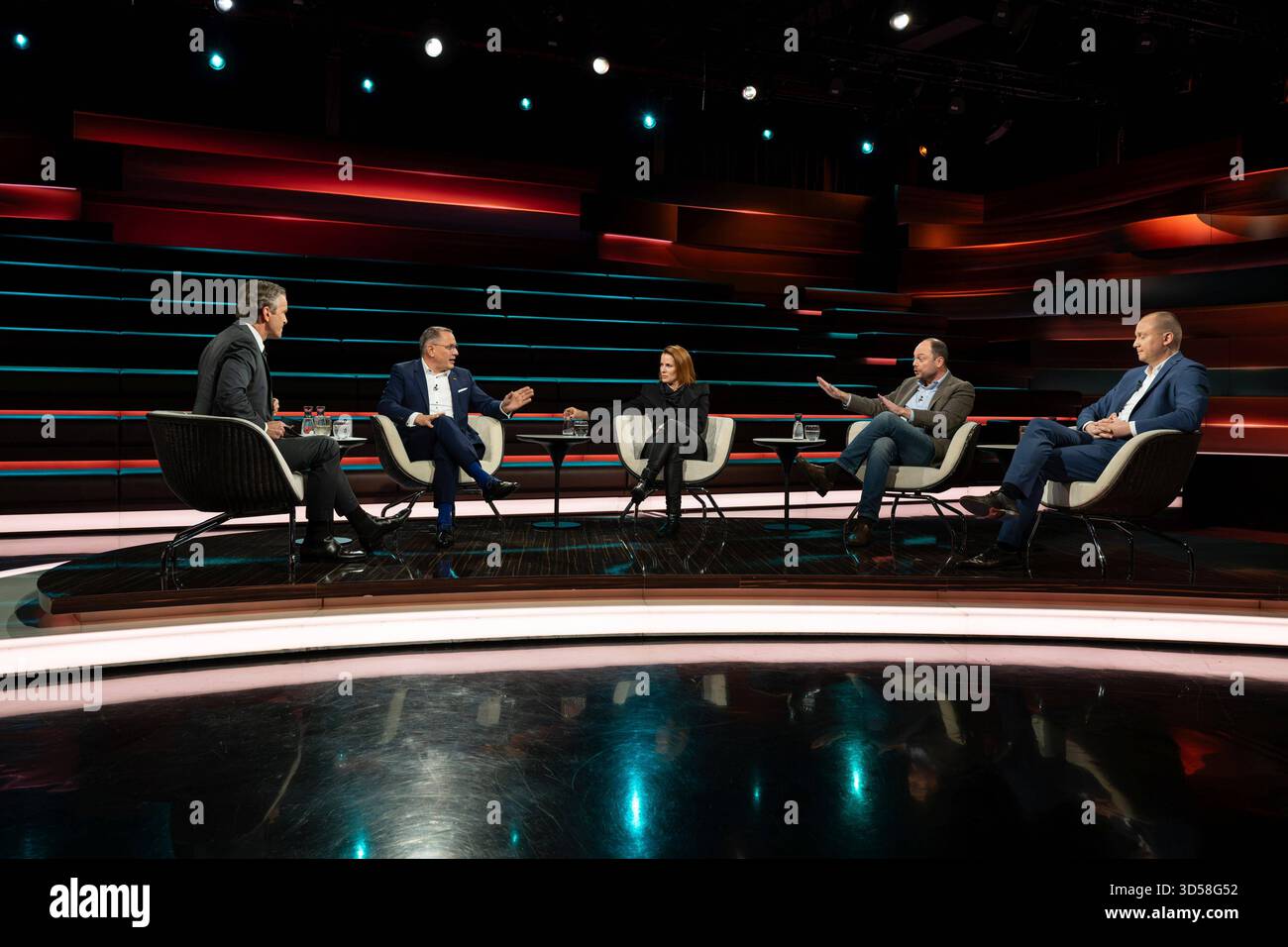 Talkrunde bei Markus Lanz , ZDF 11/25 her Markus Lanz, Tino Chrupalla, Florence Gaub, Wladimir Kara-Mursa und Justus Bender v. li. Am 11. November 2025 in Markus Lanz , ZDF TV Fernsehen Talkshow Talkshow Talkshow Talkshow Deutschland deutsch deutscher Mann Männer Frau Politik Politiker russisch-britisch britisch russisch Co-Vorsitzende Parteivorsitzender AfD Politologin Zukunftsforscherin Politikwissenschaftlerin Sicherheitsexpertin Wissenschaftlerin Wissenschaft Journalismus Moderatorin Autor Fotografie Fotograf FAS deutsche Journalistin Gastgeberin Fotografin Autorin Stockfoto