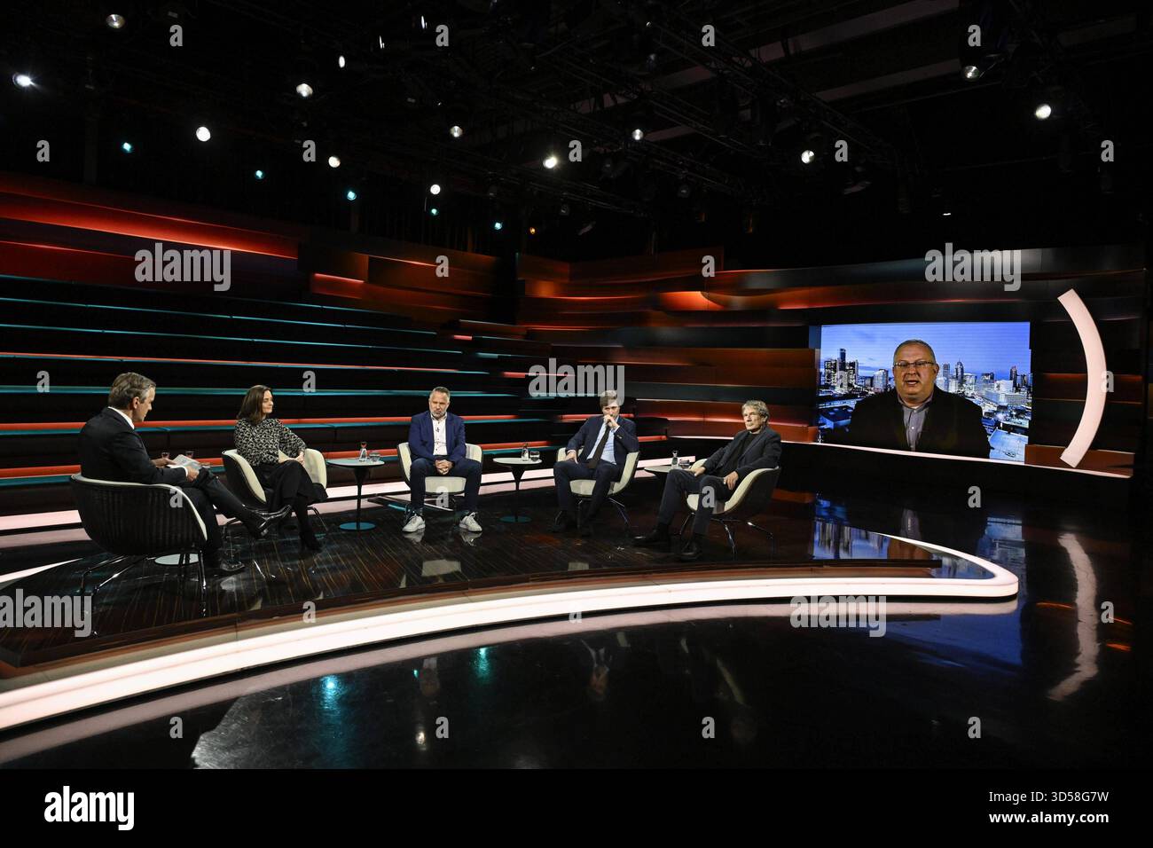 Talkrunde bei Markus Lanz , ZDF 11/25 her Markus Lanz, Julia Löhr, Prof. Andreas Peichl, Prof. Moritz Schularick, Harald Jähner und auf Bildschirm Monitor Rüdiger Bachmann v. li. Am 13. November 2025 in Markus Lanz , ZDF Aufzeichnung vom 12. November 2025 TV Fernsehen Talkshow Talkshow Talkshow Deutschland deutsch deutscher Mann Männer Frau Journalistin Wirtschaftsexpertin FAZ Ökonom Volkswirt Wirtschaftswissenschaftler Wissenschaftler Wirtschaft ifo-Institut Italien italienisch italienischer italienisch-deutscher Moderator Fotografie Fotograf Journalistin Journalismus Journalistin Journalistin Journalistin Journalistin Journalistin Journalistin Autorin Autorin Stockfoto