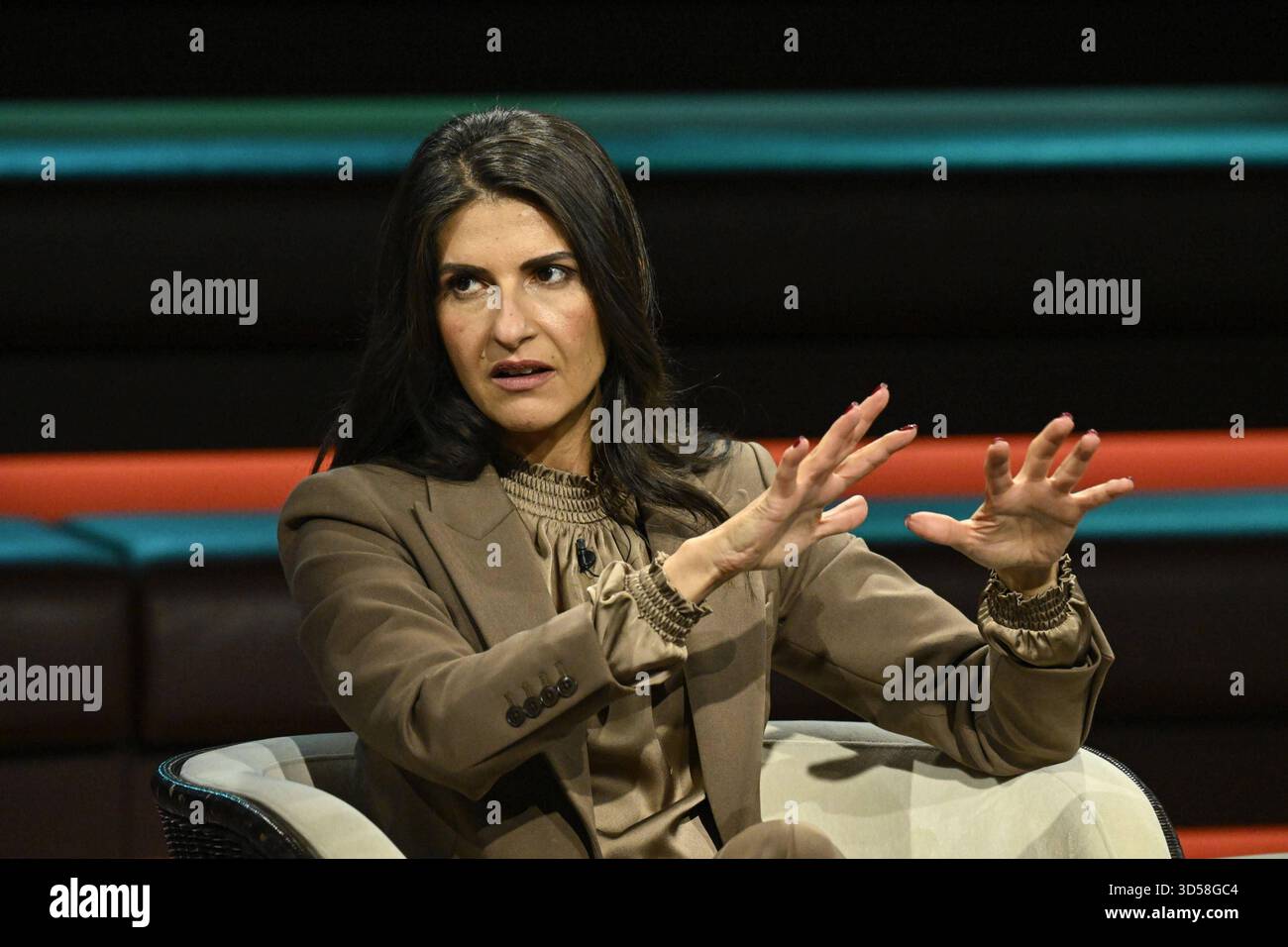 Serap Güler Politikerin 11/25 ihr Serap Güler am 12. November 2025 in Markus Lanz , ZDF TV Fernsehen Talkshow Talkshow Talkshow Deutschland deutsch deutsche Frau Politik CDU deutsche Politikerin quer halb sitzend sprechend gestikuliert *** Serap Güler Politikerin 11 25 Ihr Serap Güler am 12. November 2025 in Markus Lanz , ZDF TV Talkshow Talk Show Deutschland Deutsche Frauenpolitik CDU Deutsche Politikerin Cross halb sitzend Sprechen gestikulierend Stockfoto