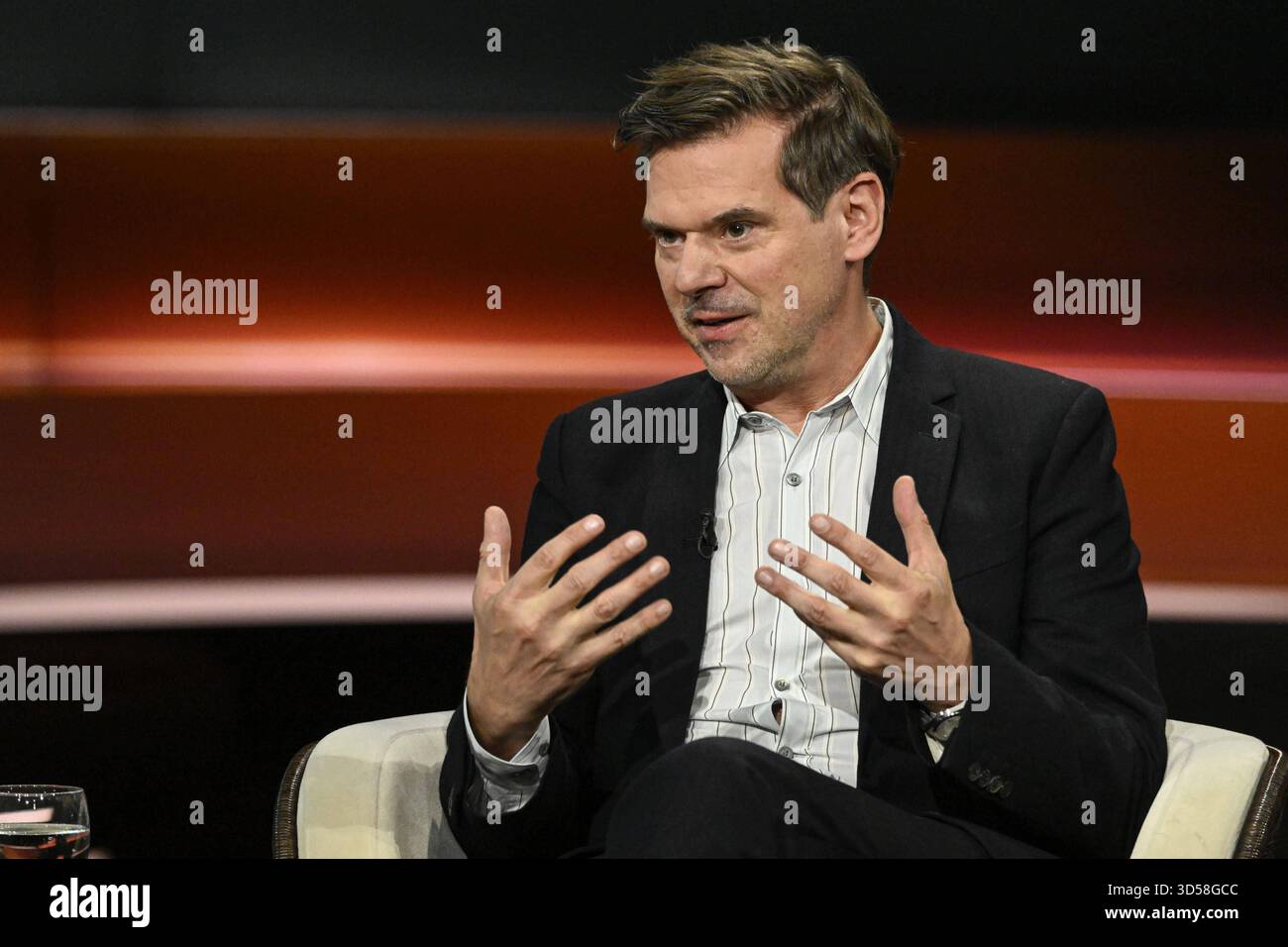 Gregor Peter Schmitz Journalist 11/25 ihr Gregor Peter Schmitz am 12. November 2025 in Markus Lanz , ZDF TV Fernsehen Talkshow Talkshow Talkshow Deutschland deutsch deutscher Mann Journalismus Chefredakteur STERN deutscher Journalismus quer halb sitzend sprechend gestikuliert *** Gregor Peter Schmitz Journalist 11 25 ihr Gregor Peter Schmitz am 12. November 2025 in Markus Lanz , ZDF TV Talkshow Talkshow Deutschland deutscher Mann Journalismus Chefredakteur STERN deutscher Journalismus Chefredakteur STERN deutscher Journalismus Kreuz halb sitzend Sprechen gestikulierend Stockfoto