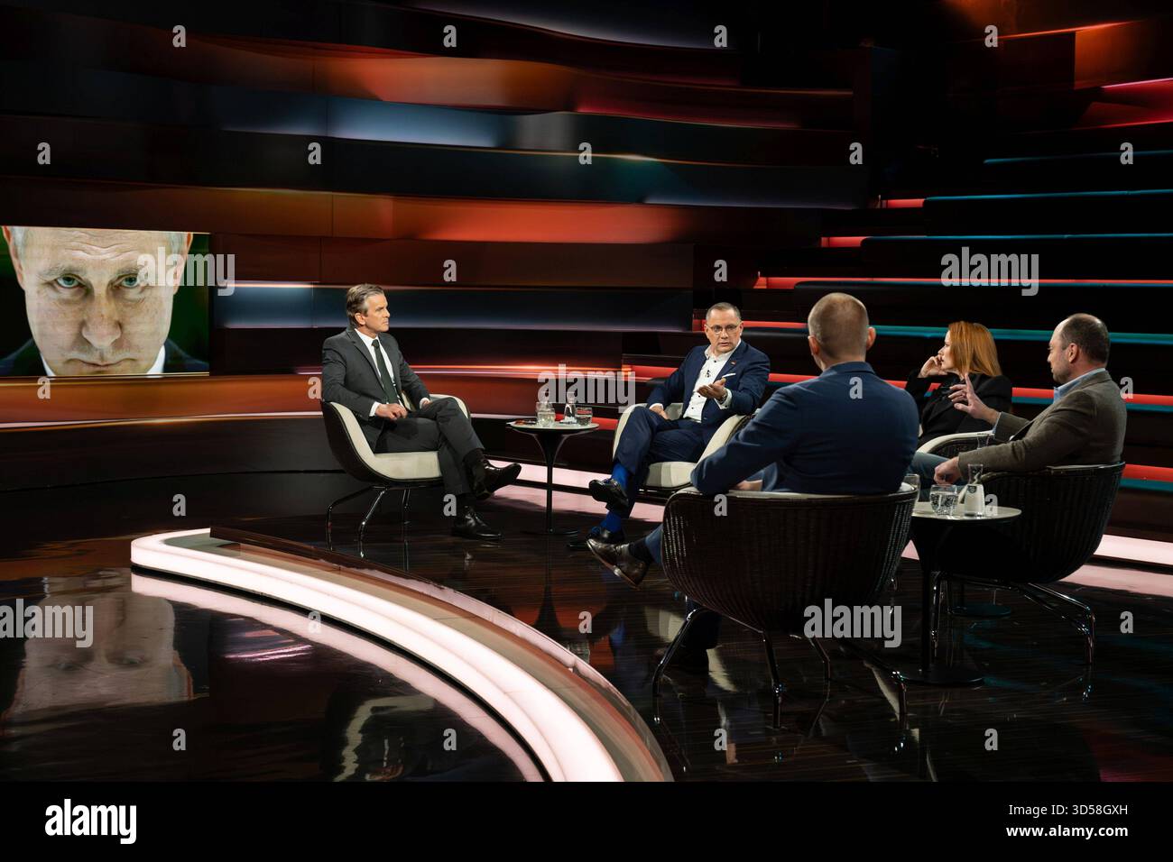 Talkrunde bei Markus Lanz , ZDF 11/25 her Markus Lanz, Tino Chrupalla, Justus Bender, Florence Gaub und Wladimir Kara-Mursa v. li. Am 11. November 2025 in Markus Lanz , ZDF TV Fernsehen Talkshow Talkshow Talkshow Deutschland deutsch deutscher Mann Männer Frau Politik Politiker russisch-britisch britischer russischer Wladimir Putin Bildschirm Monitor Co-Vorsitzende Parteivorsitzender AfD Politologin Zukunftsforscherin Politikwissenschaftlerin Sicherheitsexpertin Wissenschaftlerin Wissenschaft Journalismus Moderatorin Moderation Autor Fotografie Fotograf FAS deutscher Frauenjournalismus h Stockfoto