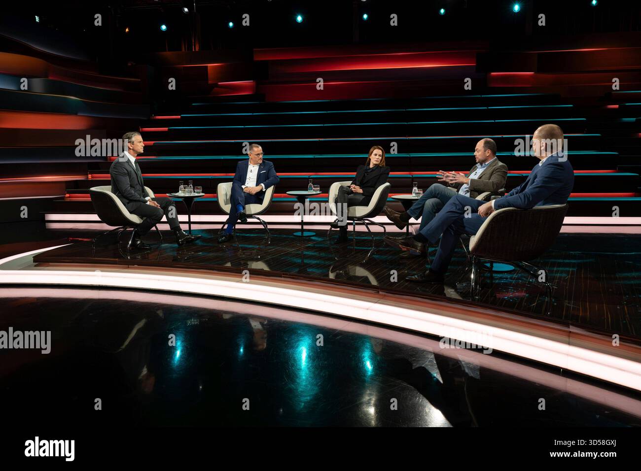 Talkrunde bei Markus Lanz , ZDF 11/25 her Markus Lanz, Tino Chrupalla, Florence Gaub, Wladimir Kara-Mursa und Justus Bender v. li. Am 11. November 2025 in Markus Lanz , ZDF TV Fernsehen Talkshow Talkshow Talkshow Talkshow Deutschland deutsch deutscher Mann Männer Frau Politik Politiker russisch-britisch britisch russisch Co-Vorsitzende Parteivorsitzender AfD Politologin Zukunftsforscherin Politikwissenschaftlerin Sicherheitsexpertin Wissenschaftlerin Wissenschaft Journalismus Moderatorin Autor Fotografie Fotograf FAS deutsche Journalistin Gastgeberin Fotografin Autorin Stockfoto