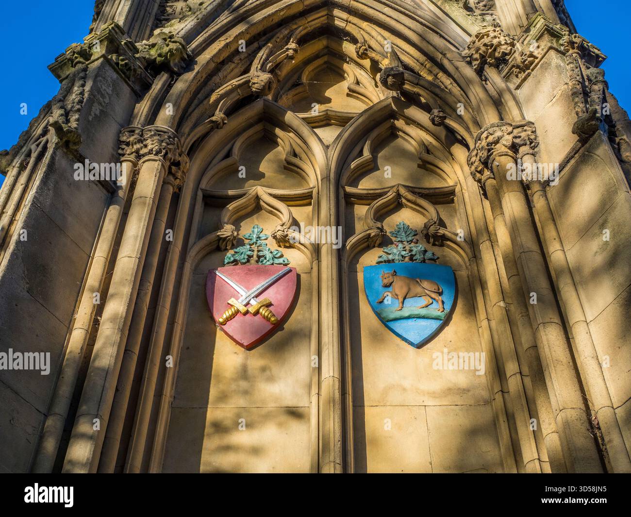 Shields on the Martyrs Monument, Diözese of London (L), Bischof von London, Nicholas Ridley (R) Oxford, Oxfordshire, England, Großbritannien, GB. Stockfoto