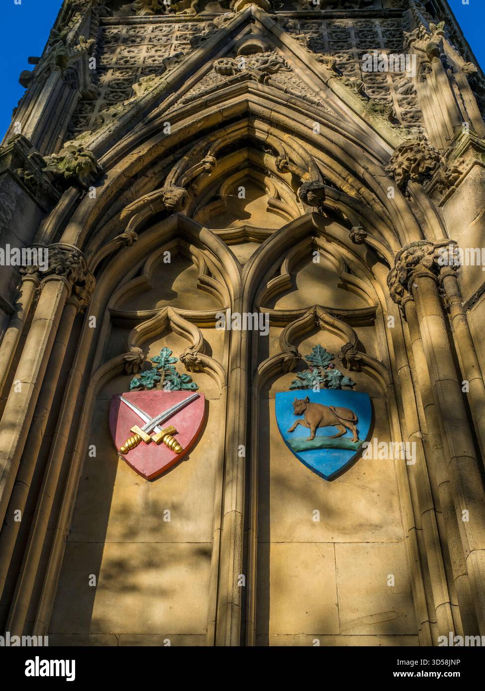 Shields on the Martyrs Monument, Diözese of London (L), Bischof von London, Nicholas Ridley (R) Oxford, Oxfordshire, England, Großbritannien, GB. Stockfoto