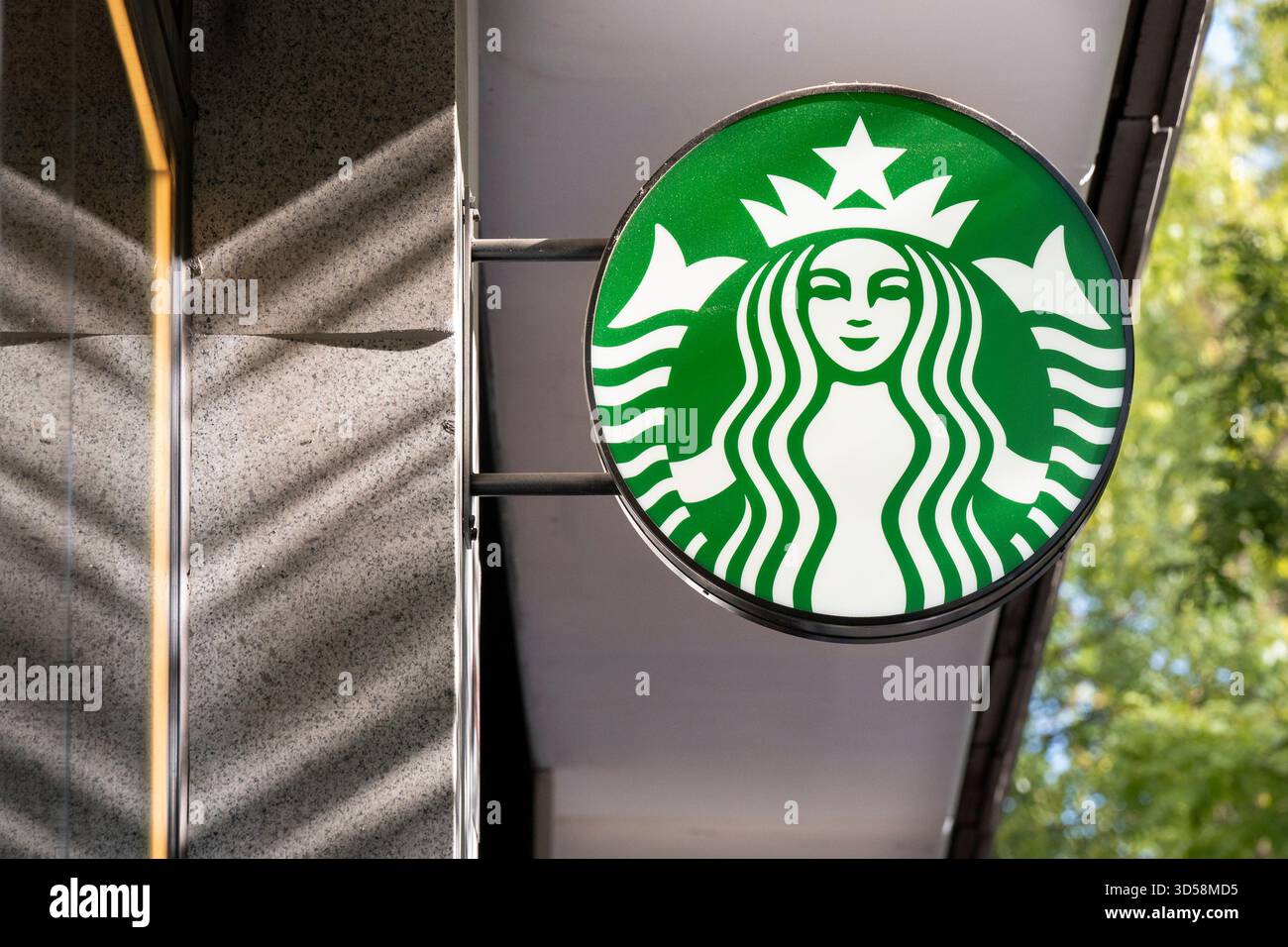 Starbucks Coffee Store und Logo der multinationalen amerikanischen Starbucks-Kette. Stockfoto