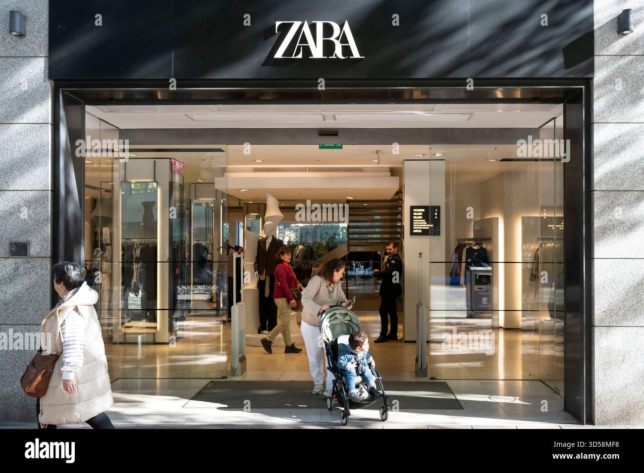 Einkäufer beim spanischen multinationalen Bekleidungsdesign-Einzelhandelsunternehmen Zara. Stockfoto