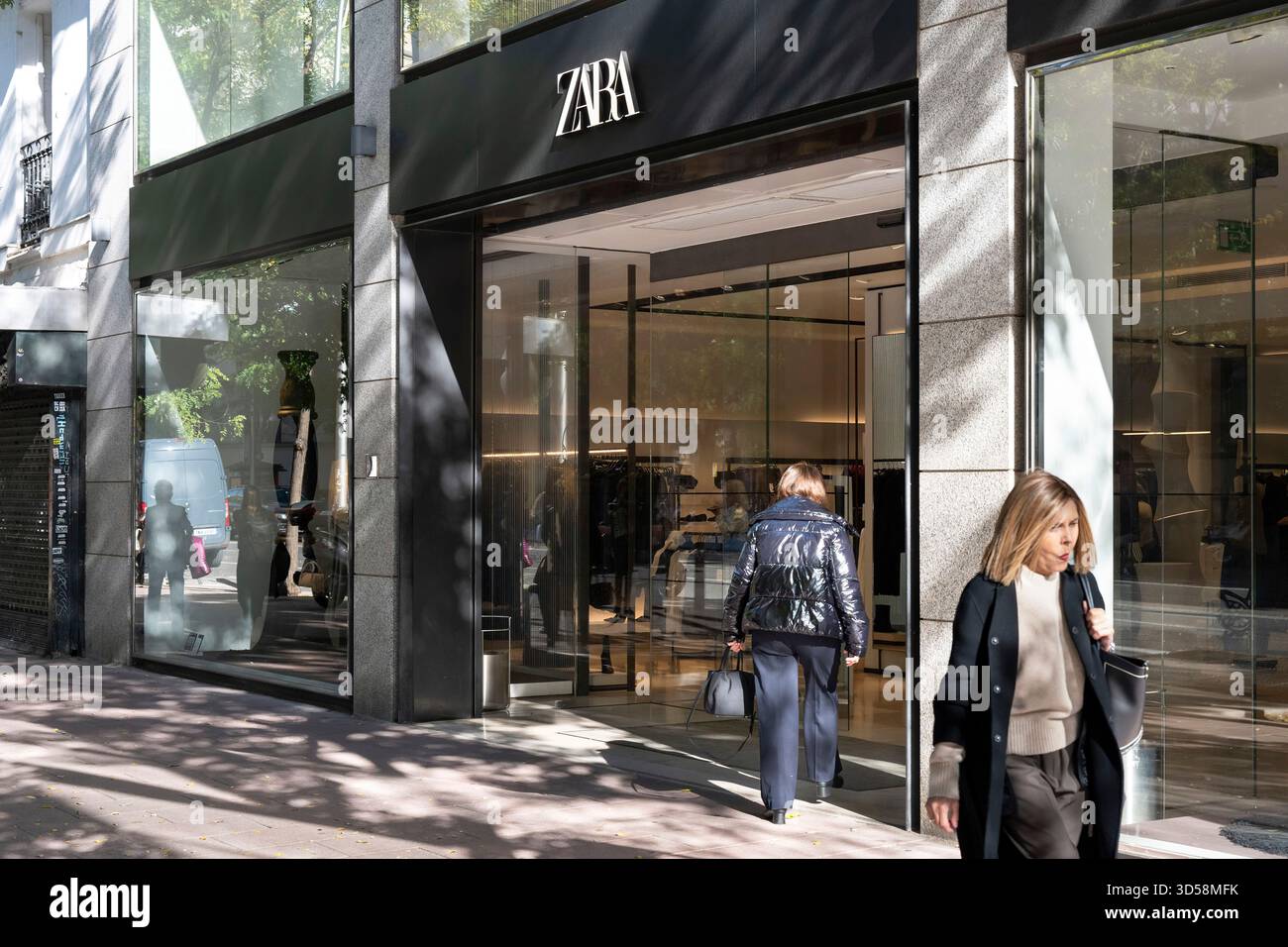Fußgänger laufen vorbei an dem spanischen multinationalen Bekleidungsdesign-Einzelhandelsunternehmen von Inditex, Zara. Stockfoto