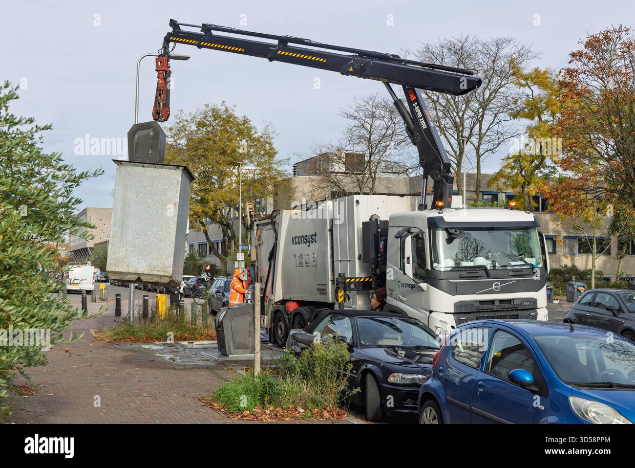 Abfallsammelfahrzeug mit großem Kranmechanismus zum Heben und Entleeren eines unterirdischen Abfallbehälters in das Fahrzeug. Utrecht Niederlande, 6 Nov Stockfoto
