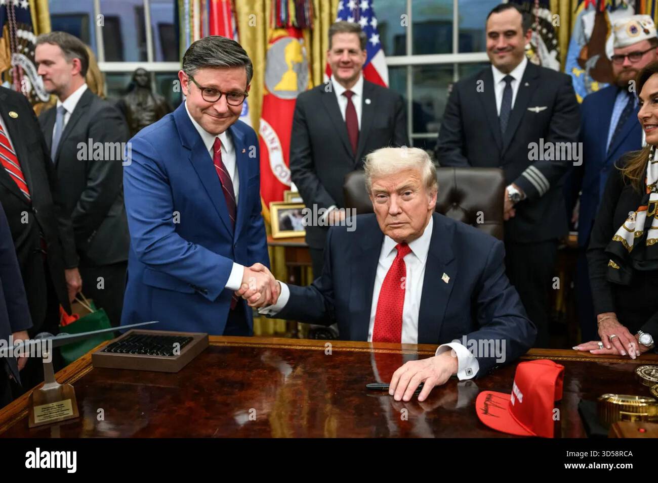 Der Resident Donald Trump schüttelt die Hände mit dem Sprecher des Repräsentantenhauses Mike Johnson im Oval Office, nachdem er den Gesetzesentwurf zur Wiedereröffnung der Bundesregierung unterzeichnet hat. Washington, D.C., 12. November 2025. Bild mit freundlicher Genehmigung des Weißen Hauses. Stockfoto