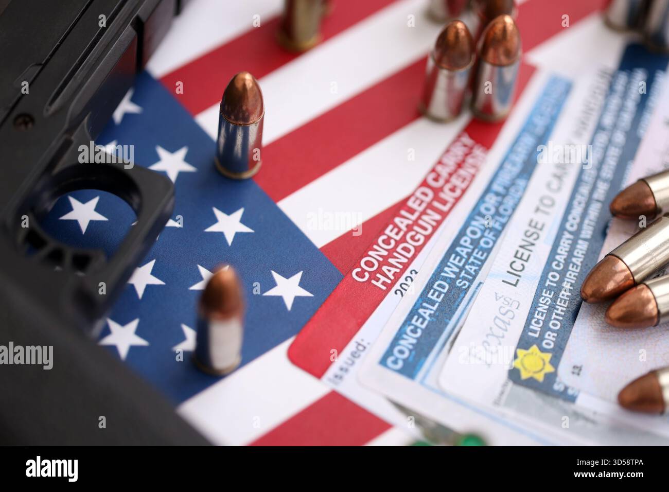 US-Schusswaffenlizenz und Pistole mit Kugeln auf US-Flagge Nahaufnahme. Waffenerlaubnis und Verfassung - zweites Zusatzkonzept Stockfoto