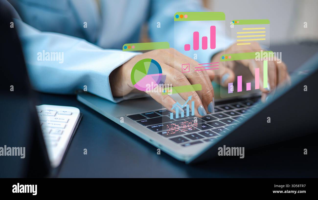 Weibliche Profi, die auf einem Notebook mit digitalem Analyse-Dashboard, Geschäftsdatendiagrammen, Diagrammen zum Finanzwachstum und Technologie-Schnittstelle für Mod Stockfoto