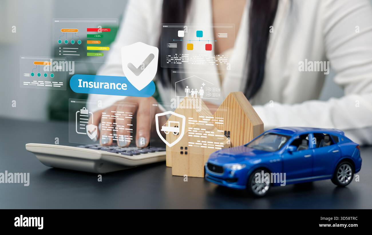 Weibliche Profis, die digitale Versicherungsplattform mit Symbolen für Sachschutz, Autoversicherung, Familienpolitik und Finanzplanung nutzen, mit Mo Stockfoto
