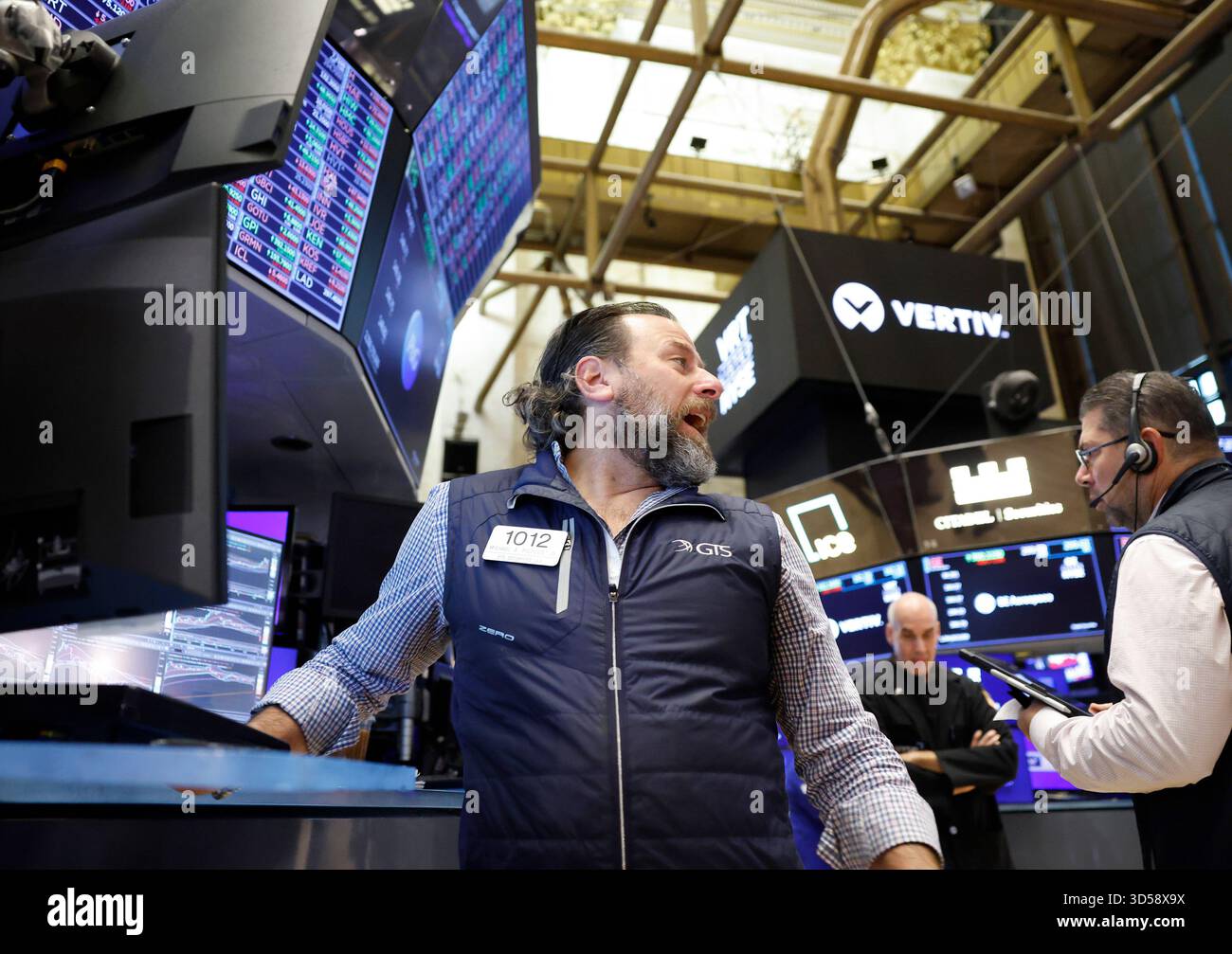 New York, Usa. November 2025. Händler arbeiten am Freitag, den 14. November 2025 in New York City auf dem Boden der New Yorker Börse an der Wall Street. Die Aktien fielen am Freitag erneut, als eine weitere Runde starker Verkäufe von Technologienamen Druck auf die Wall Street ausübte. Der DOW fiel nach der Eröffnungsglocke um bis zu 500 Punkte. Foto: John Angelillo/UPI Credit: UPI/Alamy Live News Stockfoto