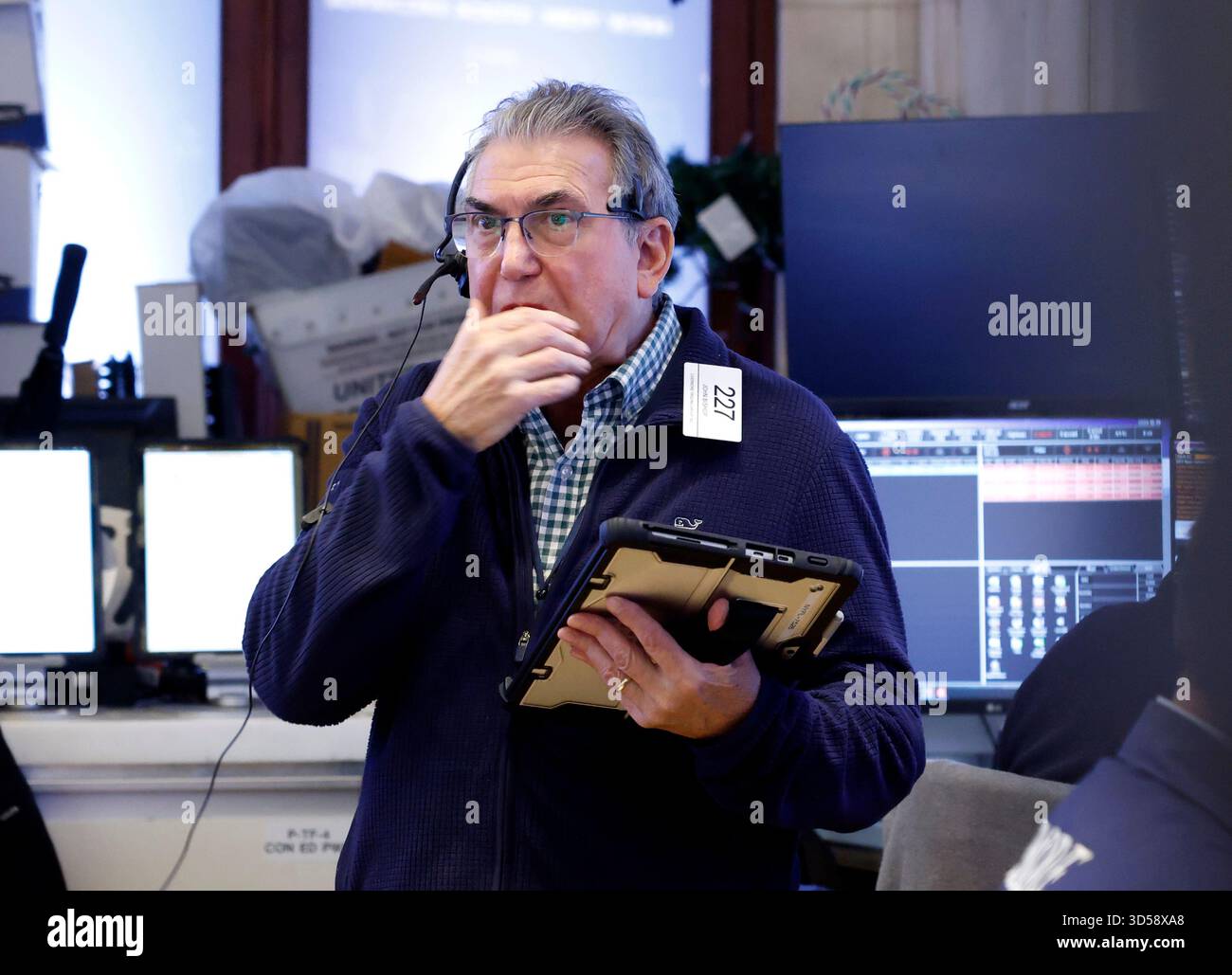 New York, Usa. November 2025. Händler arbeiten am Freitag, den 14. November 2025 in New York City auf dem Boden der New Yorker Börse an der Wall Street. Die Aktien fielen am Freitag erneut, als eine weitere Runde starker Verkäufe von Technologienamen Druck auf die Wall Street ausübte. Der DOW fiel nach der Eröffnungsglocke um bis zu 500 Punkte. Foto: John Angelillo/UPI Credit: UPI/Alamy Live News Stockfoto