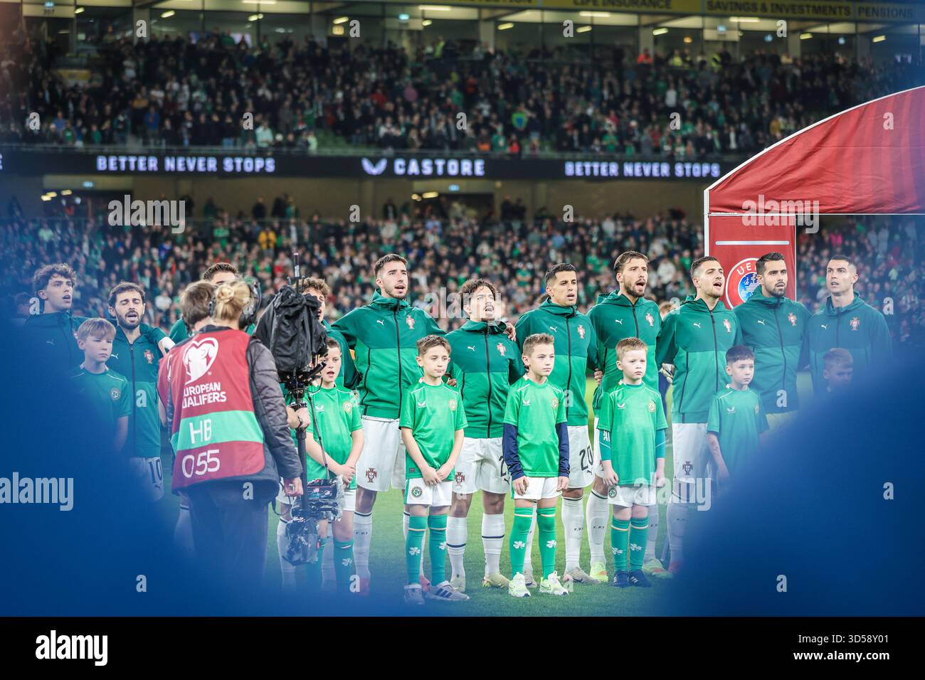13. November 2025, Aviva Stadium, Dublin, Irland - Qualifikation zur Weltmeisterschaft 2026: Irland 2 - Portugal 0; die portugiesische Mannschaft während der Nationalhymne Stockfoto