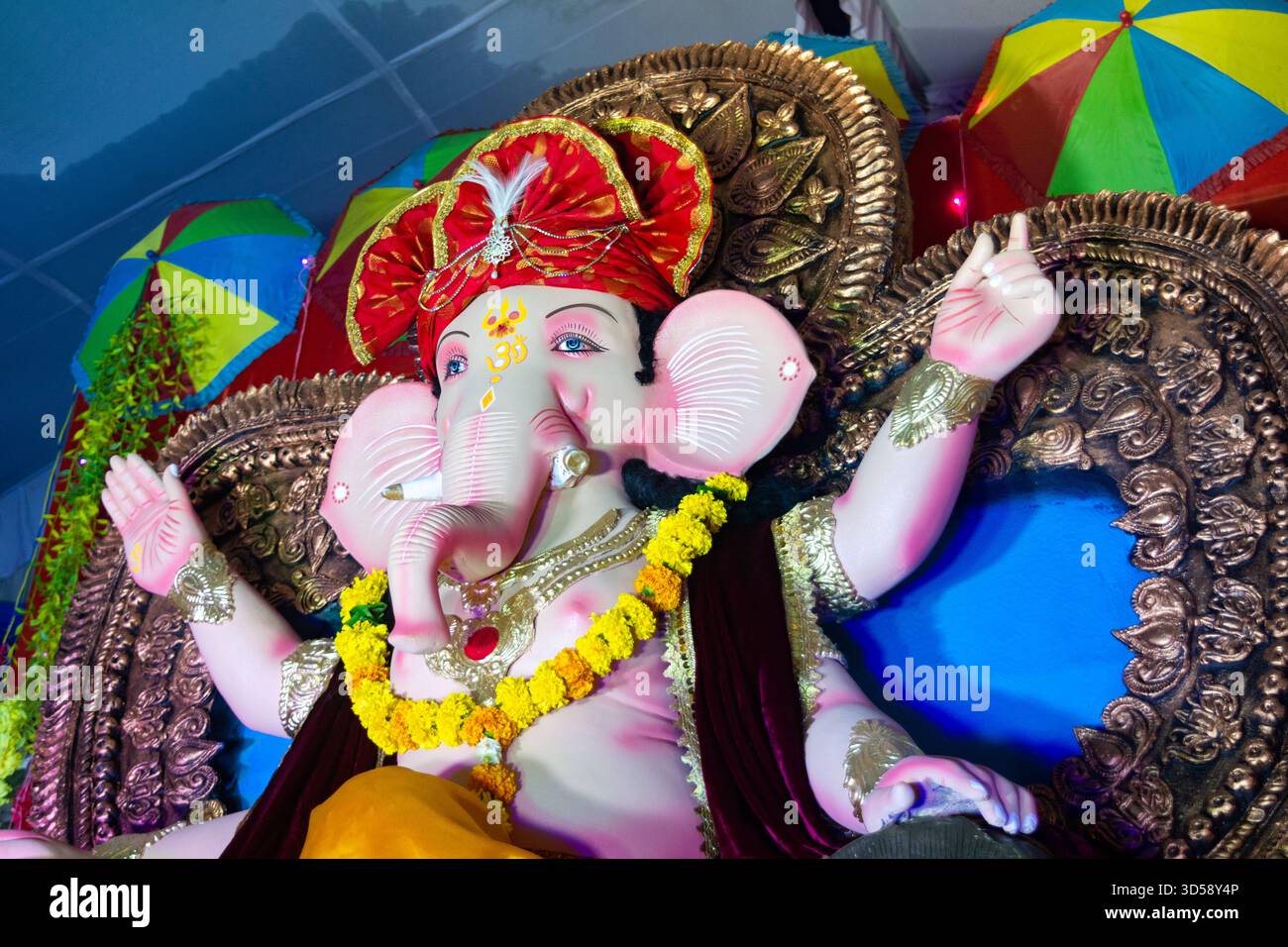 Lord ganesha Idol. Lebendige ganesh Chaturthi-Einrichtung mit bunten Regenschirmen Stockfoto
