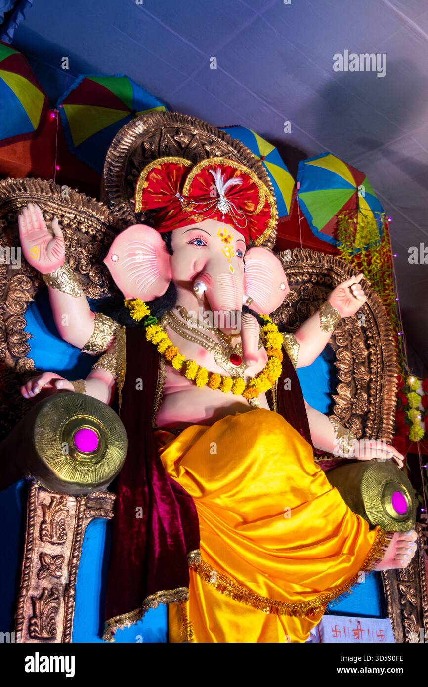 Lord ganesha Idol. Lebendige ganesh Chaturthi-Einrichtung mit bunten Regenschirmen Stockfoto