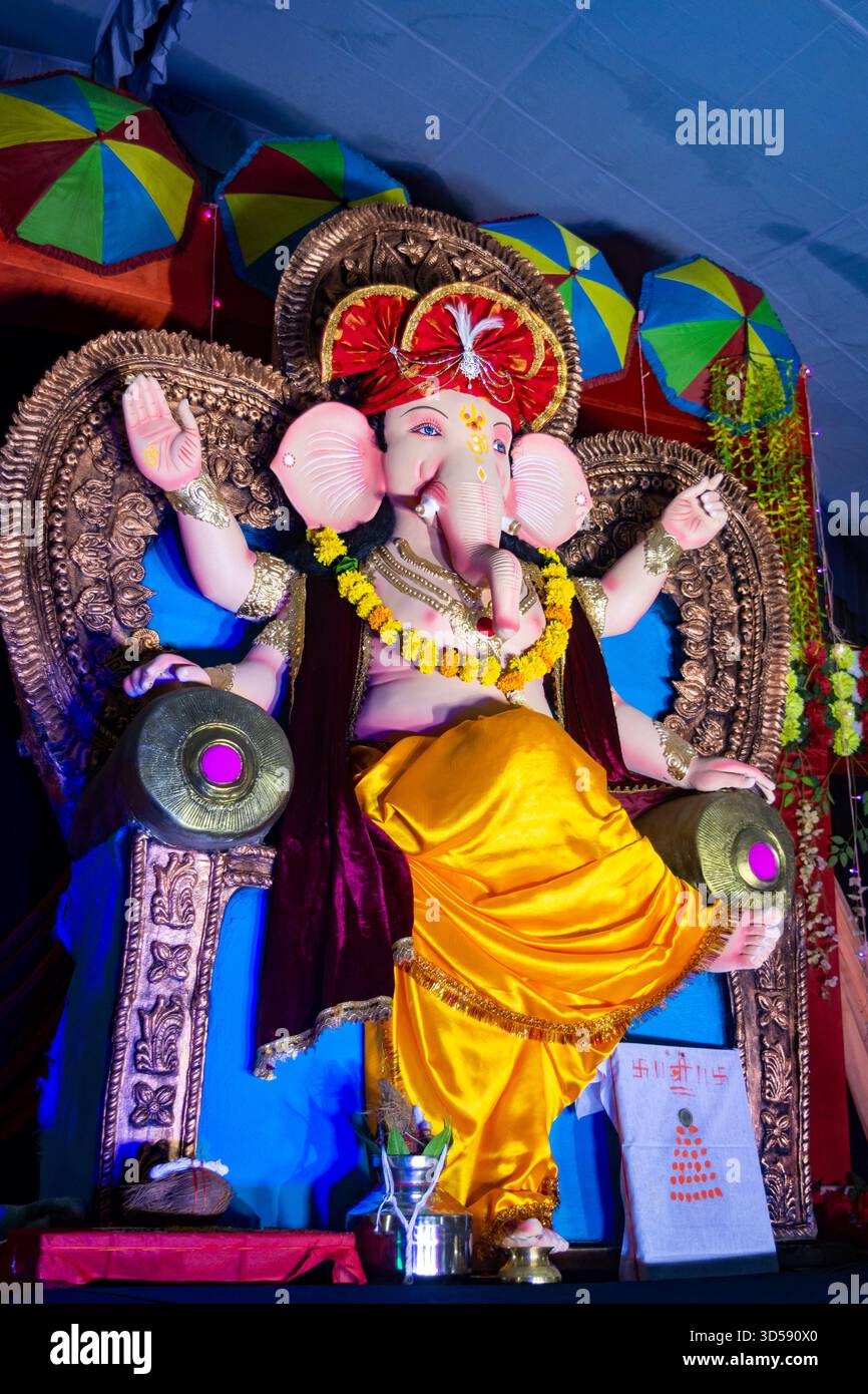 Lord ganesha Idol. Lebendige ganesh Chaturthi-Einrichtung mit bunten Regenschirmen Stockfoto