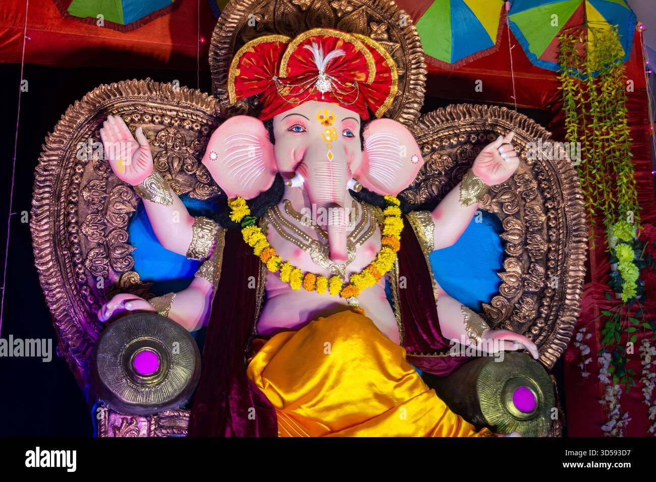 Lord ganesha Idol. Lebendige ganesh Chaturthi-Einrichtung mit bunten Regenschirmen Stockfoto