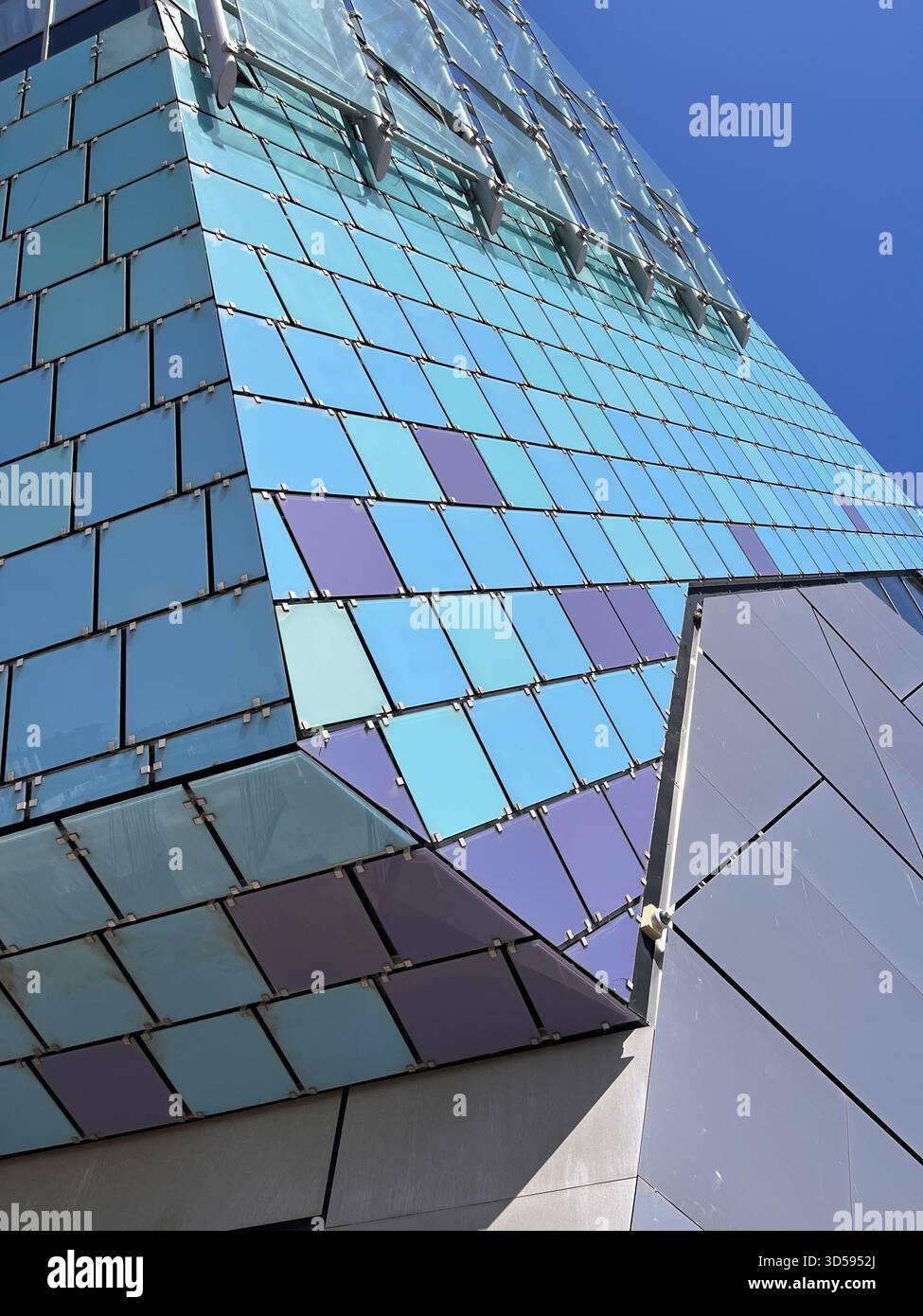 Eine detaillierte Ansicht der schillernden Glasfliesen im Deep Aquarium in Hull, England. Die farbenfrohen geometrischen Panels betonen die moderne und - Smartphone-aufgenommenes Stockfoto