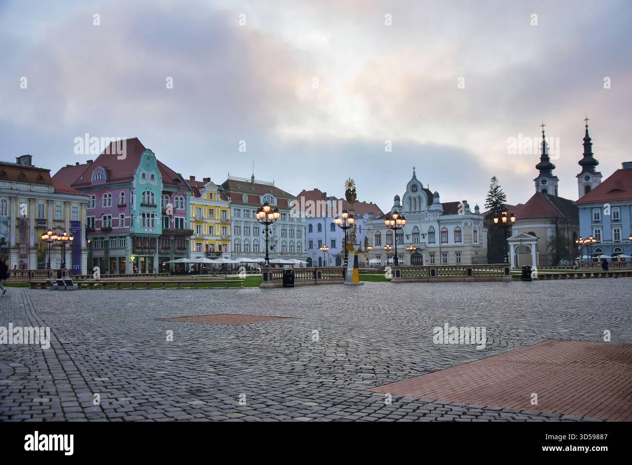 Ein Abend auf dem Piața Unirii-Platz in Timișoara, Rumänien, Panoramaaufnahme Stockfoto