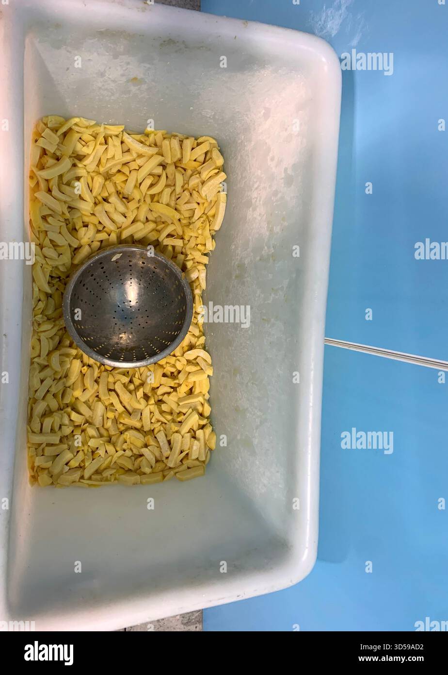 Pommes fette Kartoffeln Essen Kartoffeln Frittieren herzhafter Fisch und Chips Shop gekochter Tee, netter Snack, Salz und Essig Abendessen, Fisch und Chips Shop - Smartphone-aufgenommenes Stockfoto