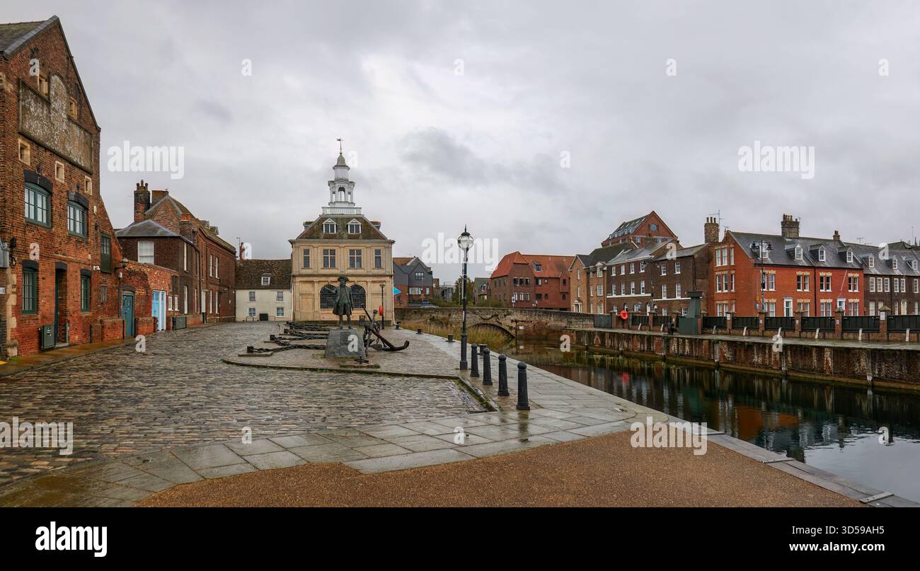 Kings Lynn Zollhaus und die Statue des Entdeckers Captain George Vancouver, nach dem die Siedlung in Kanada benannt wurde Stockfoto